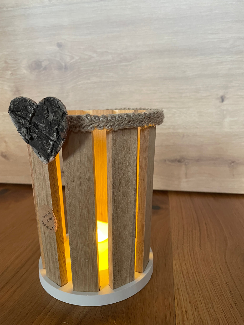🌟 HolzSticks-Laterne auf Gießmasse-Scheibe – Handgemachte Winterdeko mit LED-Kerze 🌟