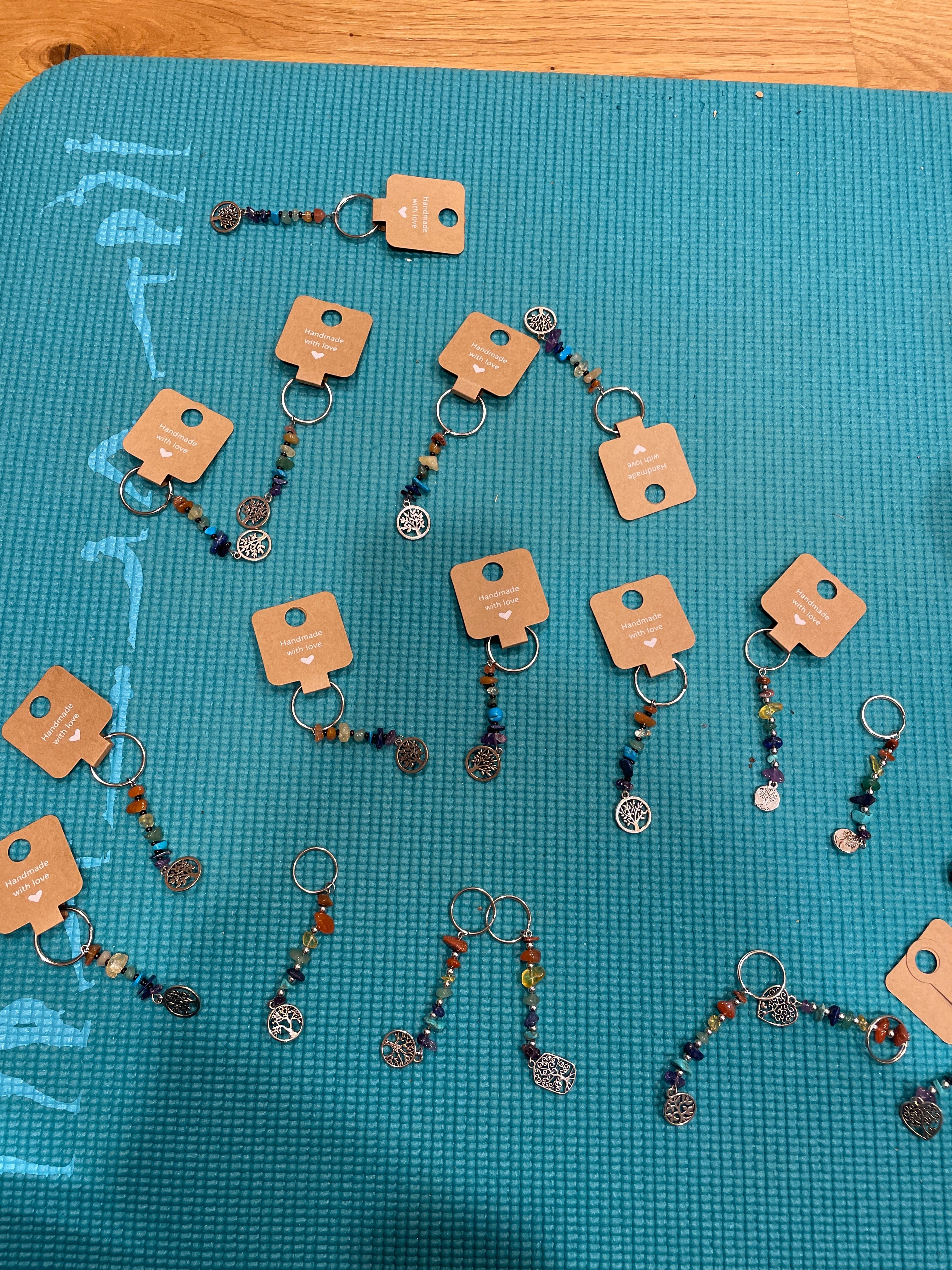 Lebensbaum Schlüsselanhänger mit siebenfarbigen Natursteinen – Taschenanhänger & Geschenkidee