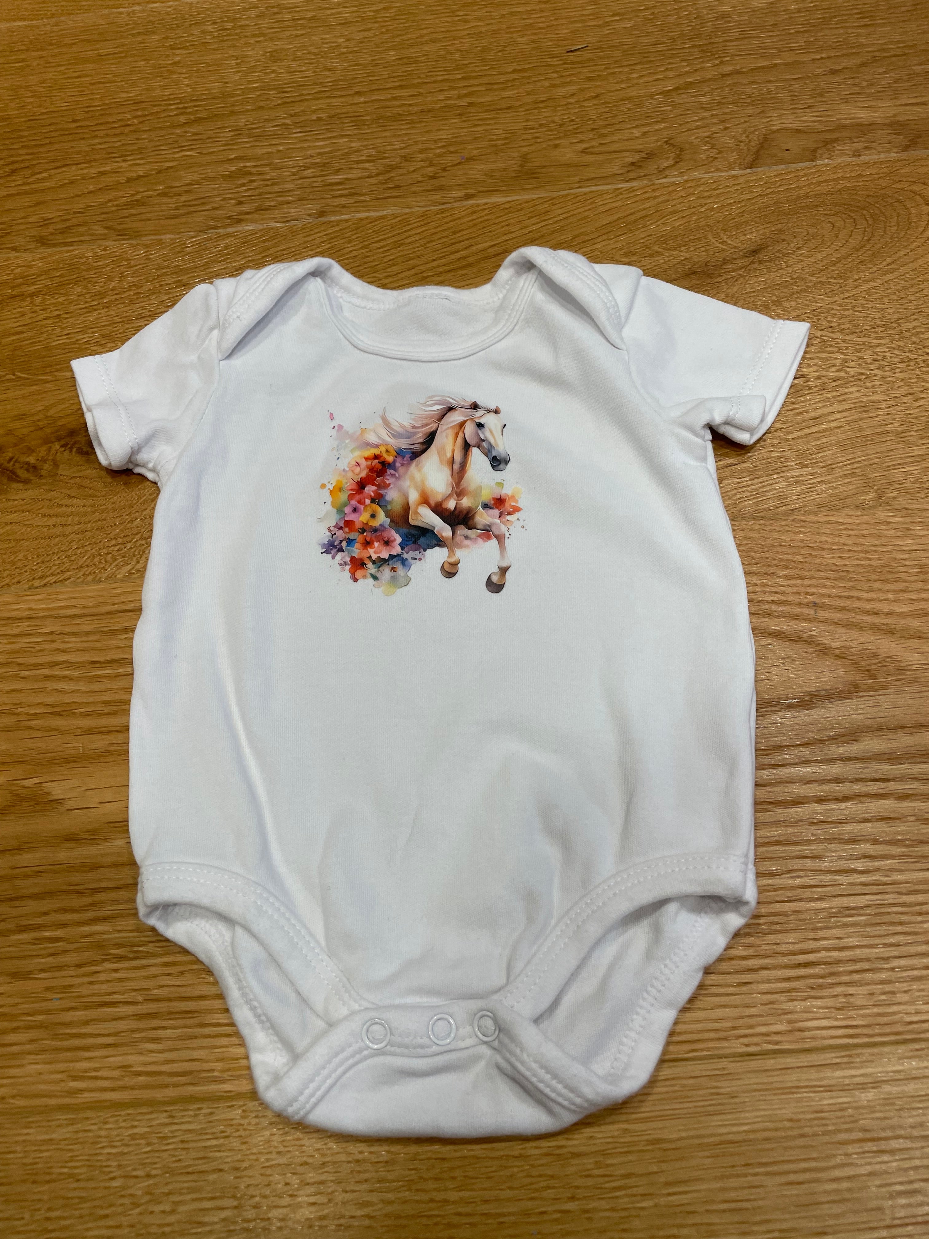 Kurzarmbody in klassischem Weiß – mit liebevollem Motiv