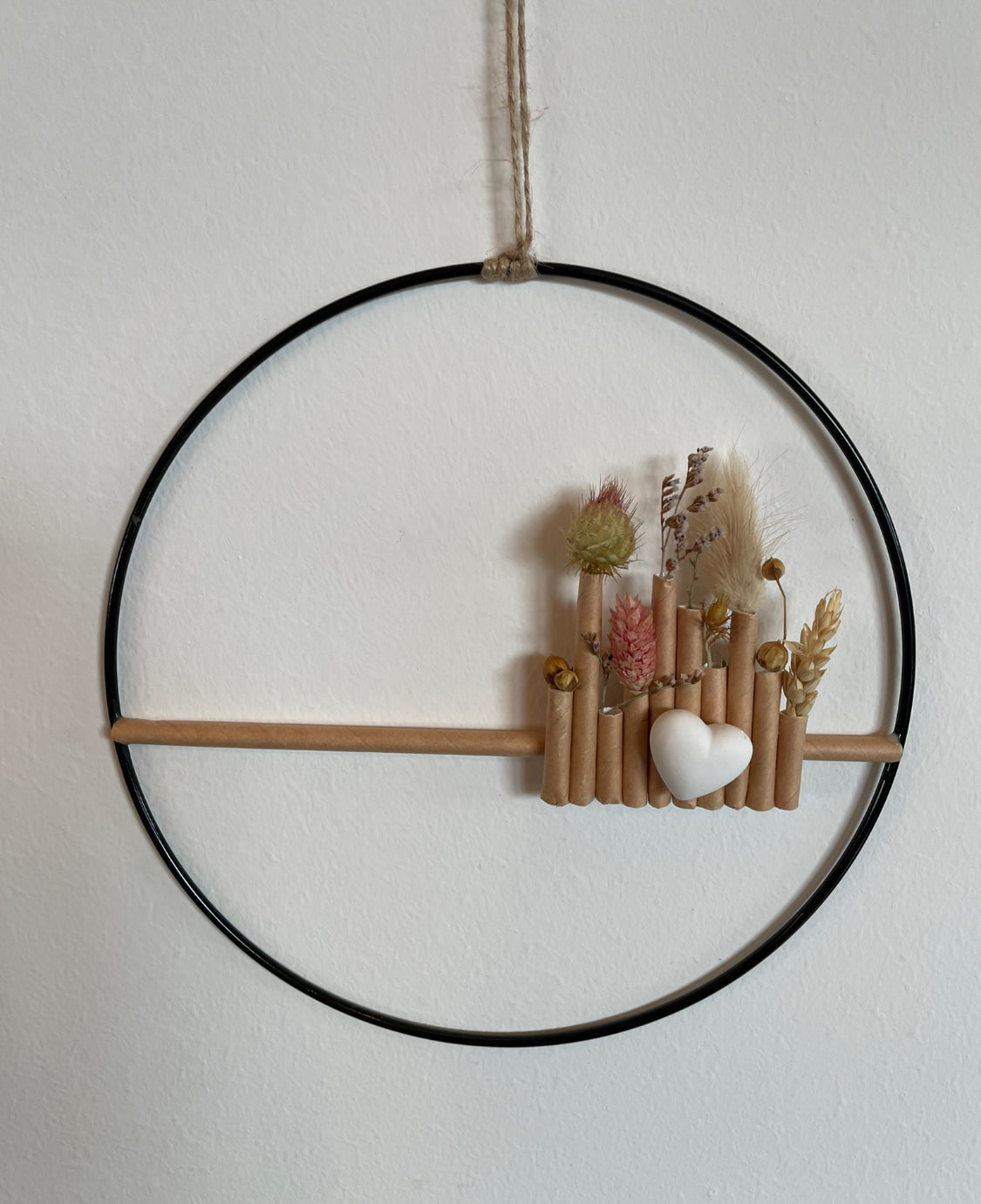 🌸 Metall-Loop mit Papierstrohhalmen & Trockenblumen – Moderne Deko mit Charme 🌸