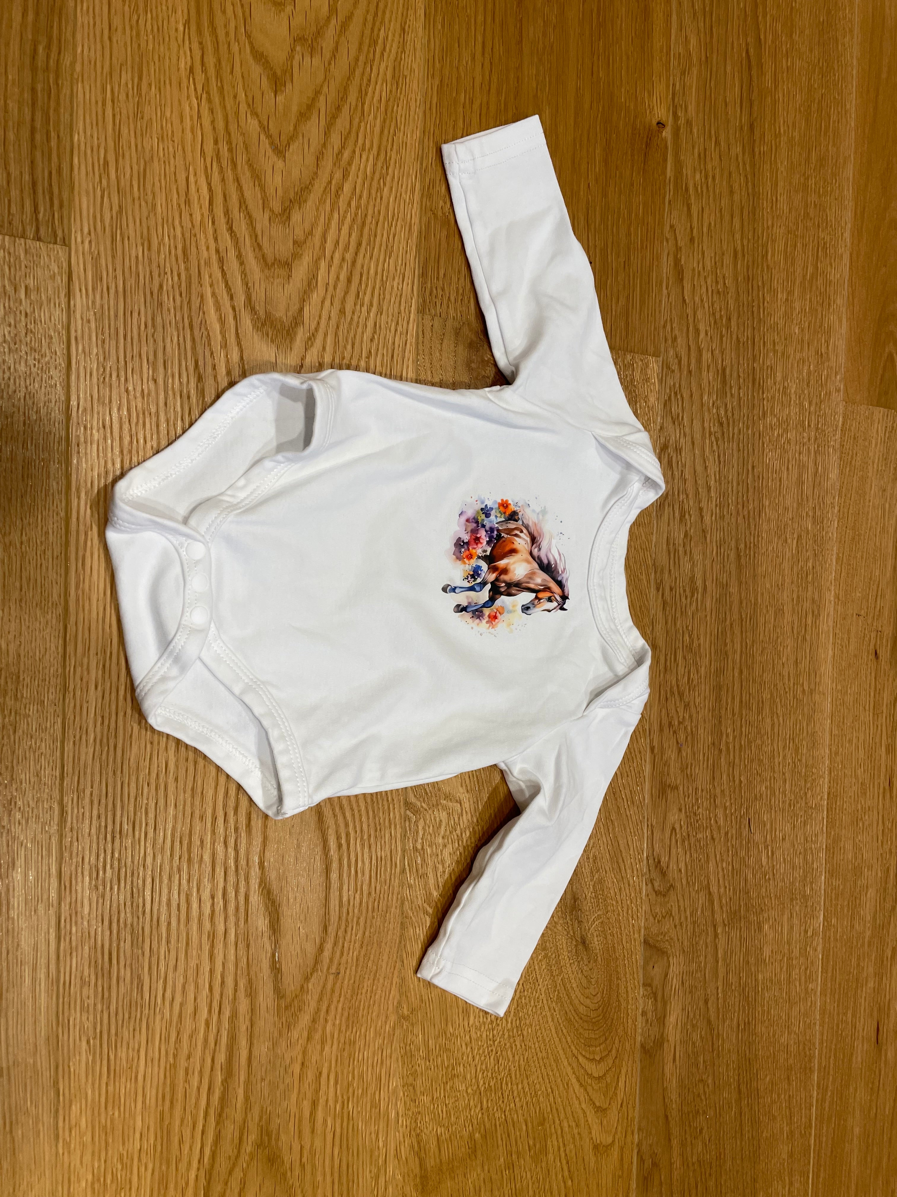 Langarmbody in klassischem Weiß – mit liebevollem Motiv