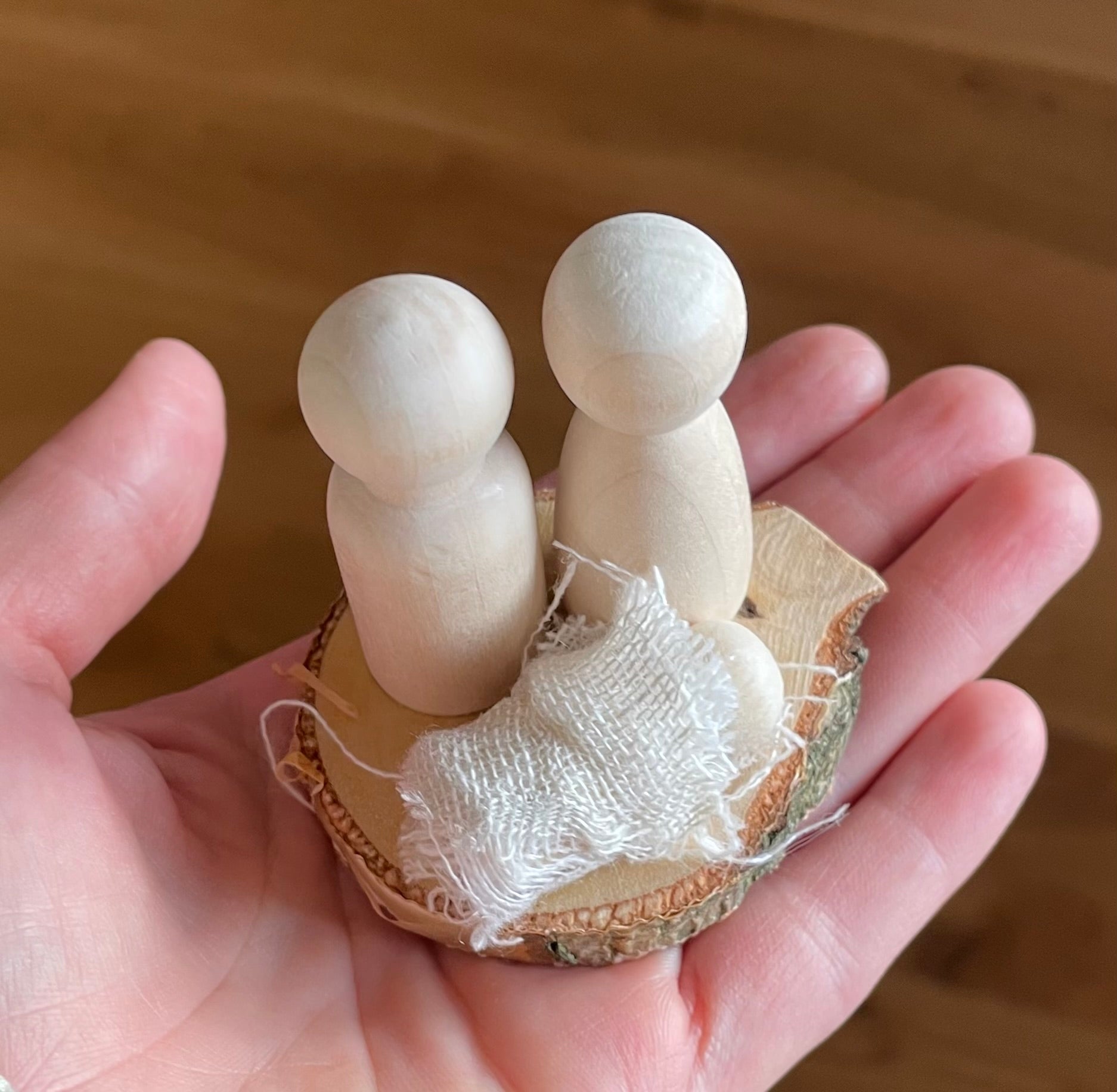 Handgefertigte Krippe auf Baumscheibe – Natürliche & zeitlose Weihnachtsdeko aus Holz ✨