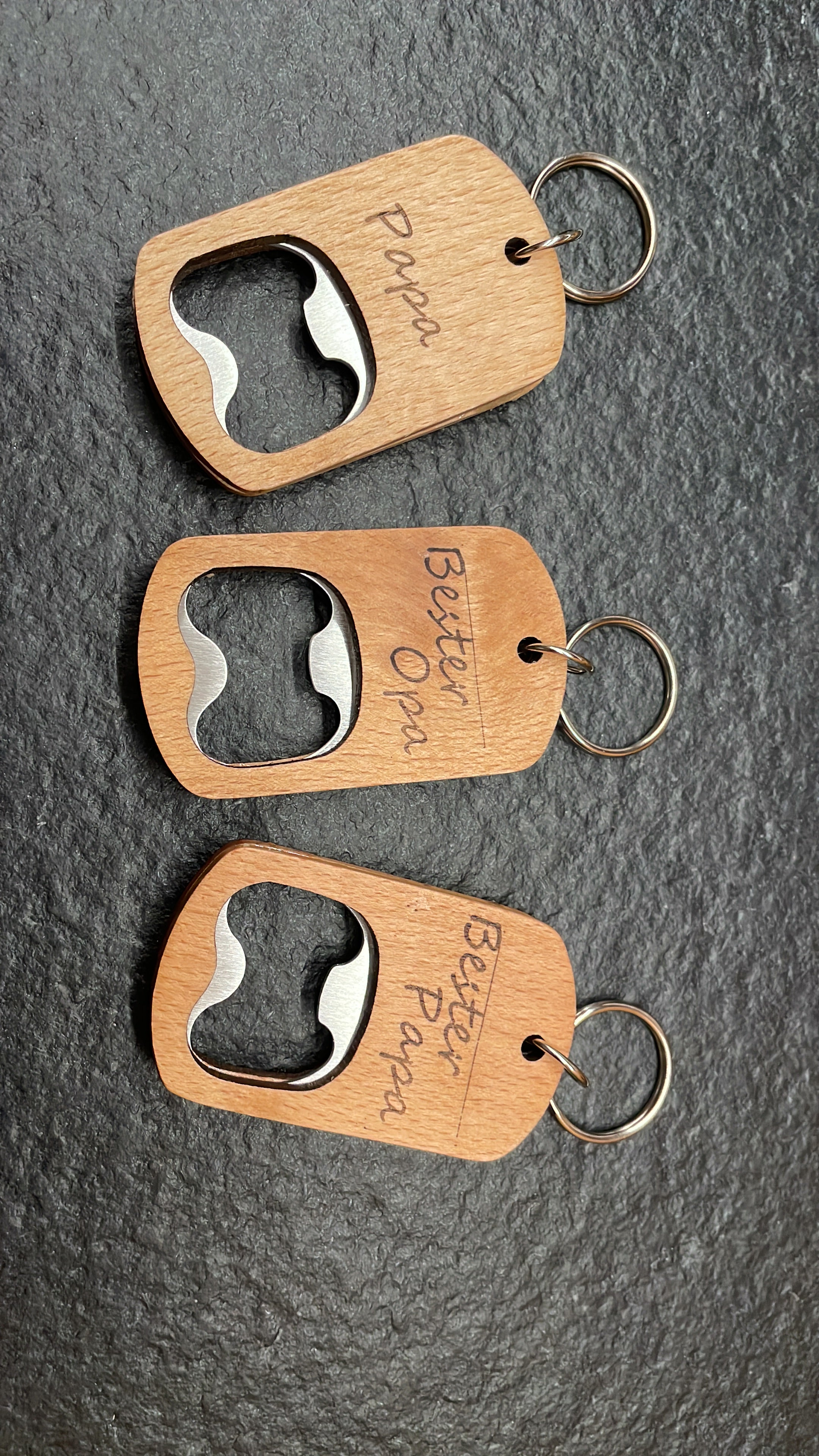 Schlüsselanhänger aus hochwertigem Holz mit integriertem Flaschenöffner