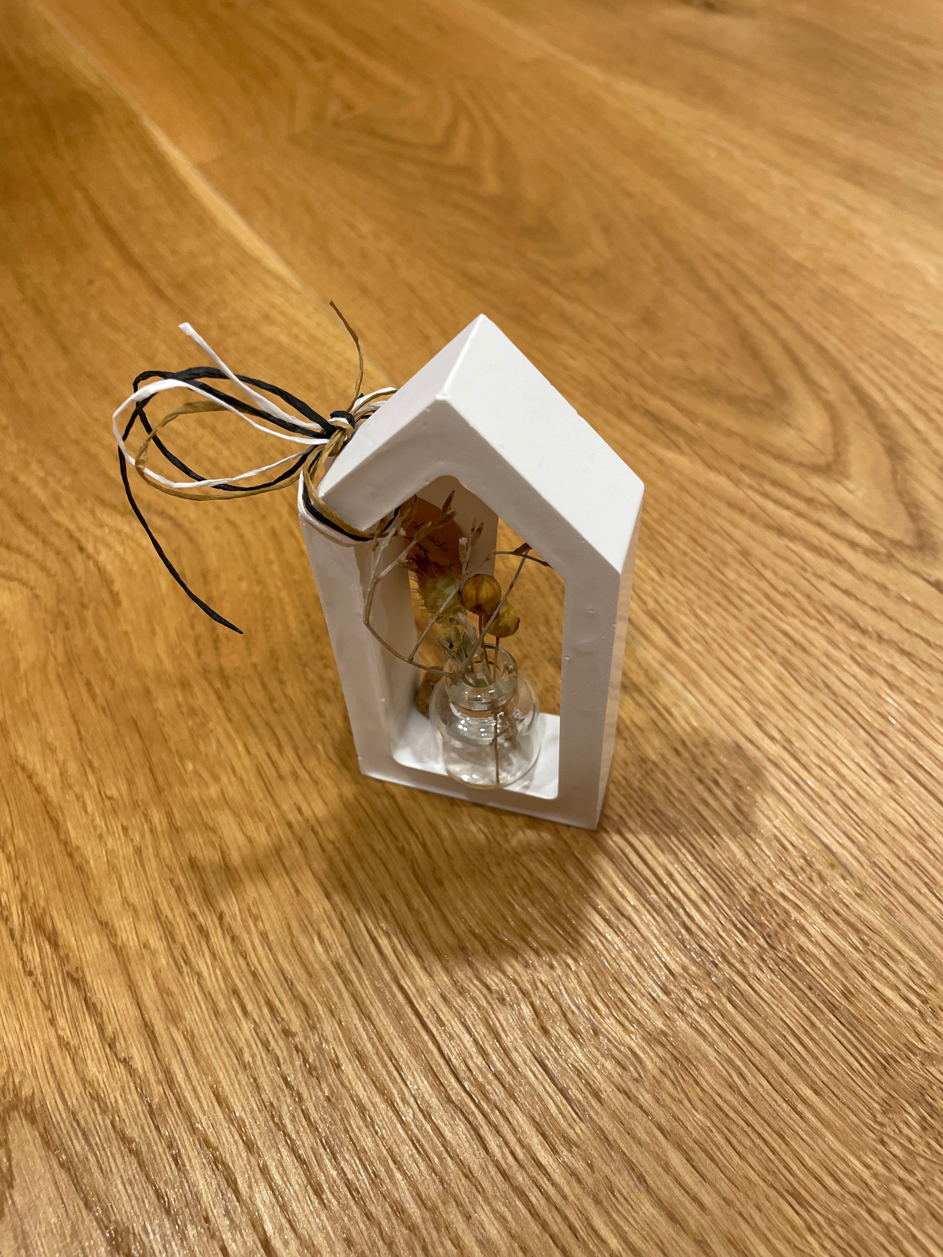 🏠 Mini-Dekohaus aus Gießmasse mit Trockenblumenvase – natürlich & stilvoll 🌿