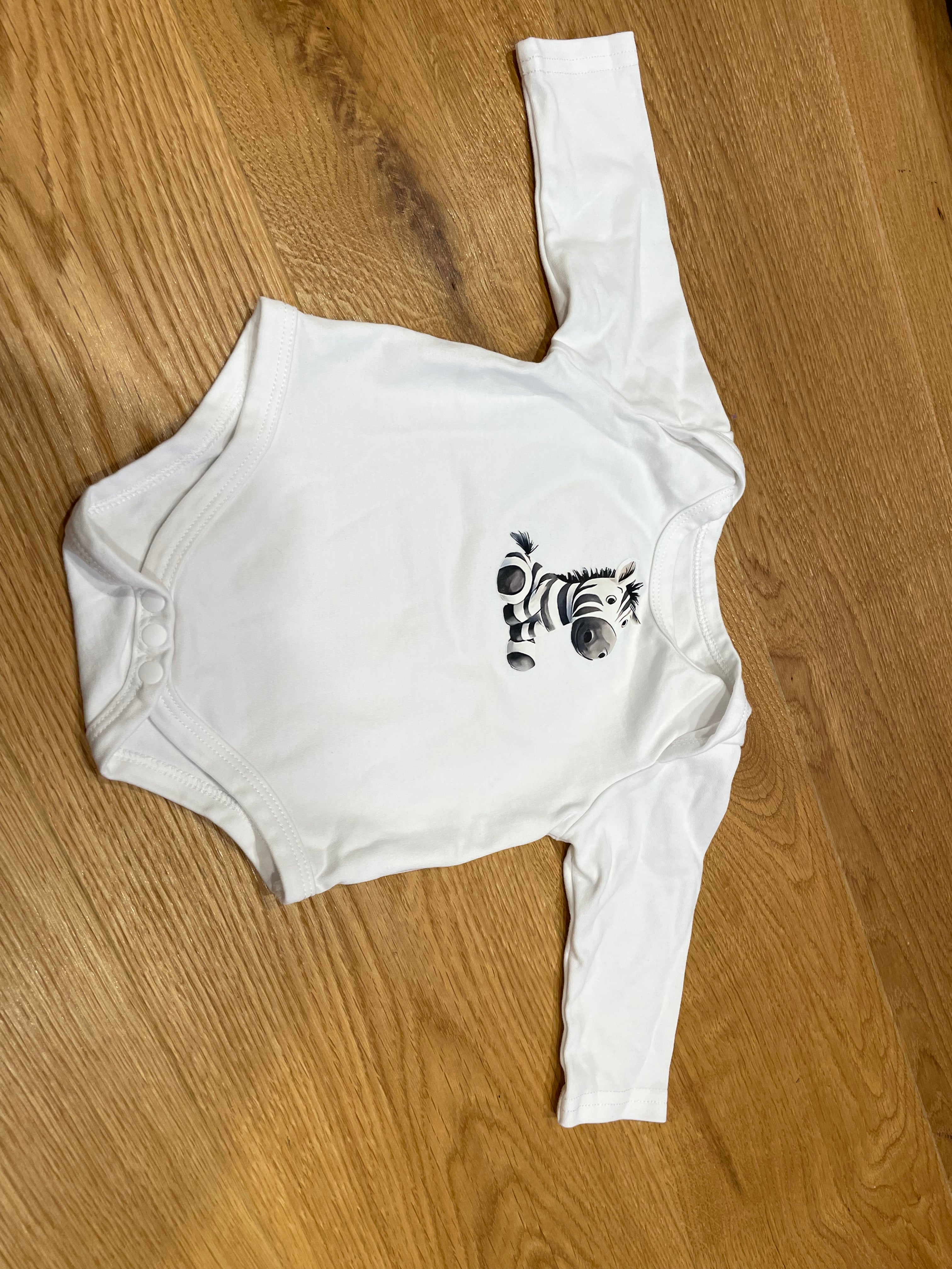 Langarmbody in klassischem Weiß – mit liebevollem Motiv