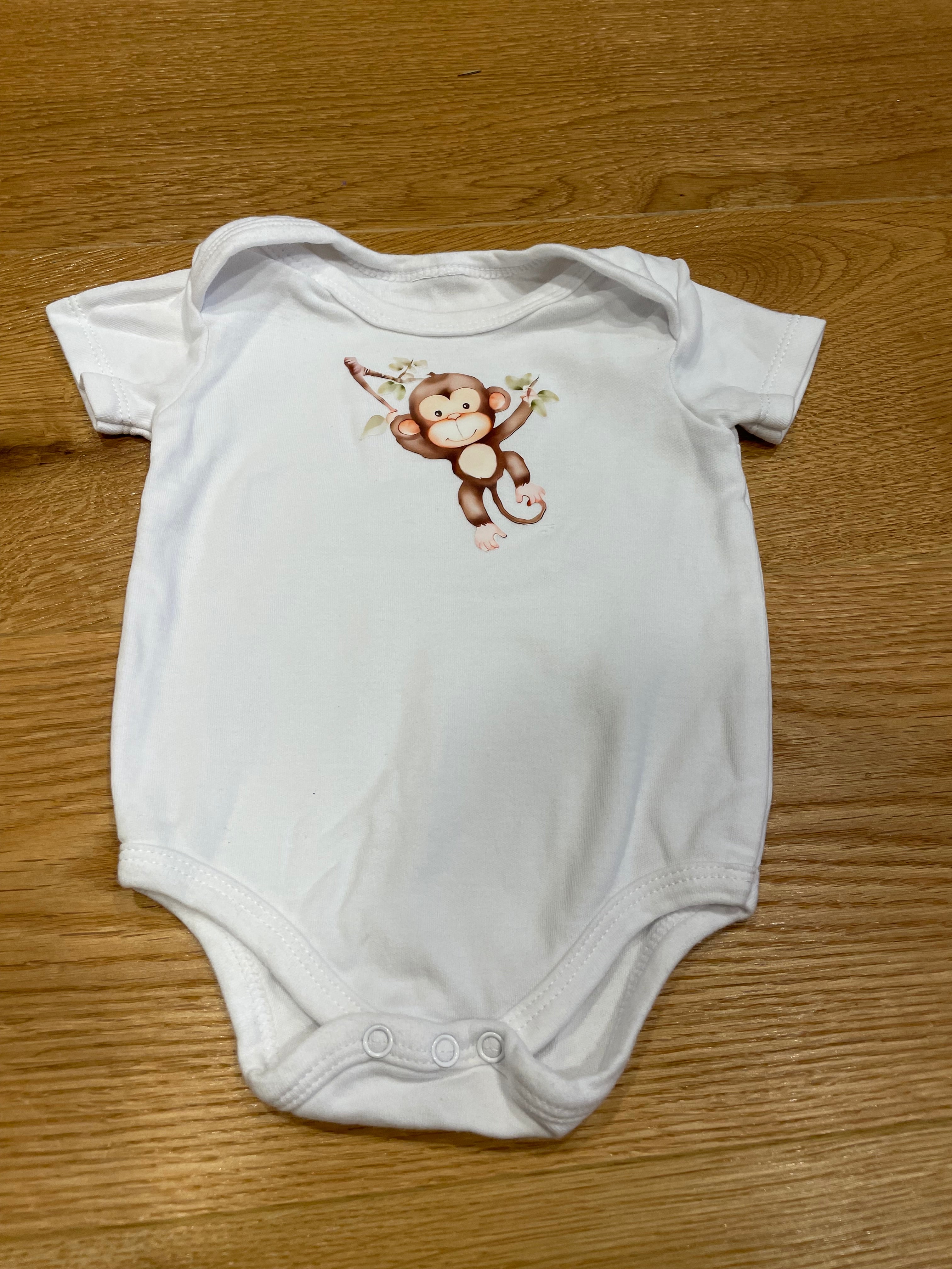 Kurzarmbody in klassischem Weiß – mit liebevollem Motiv