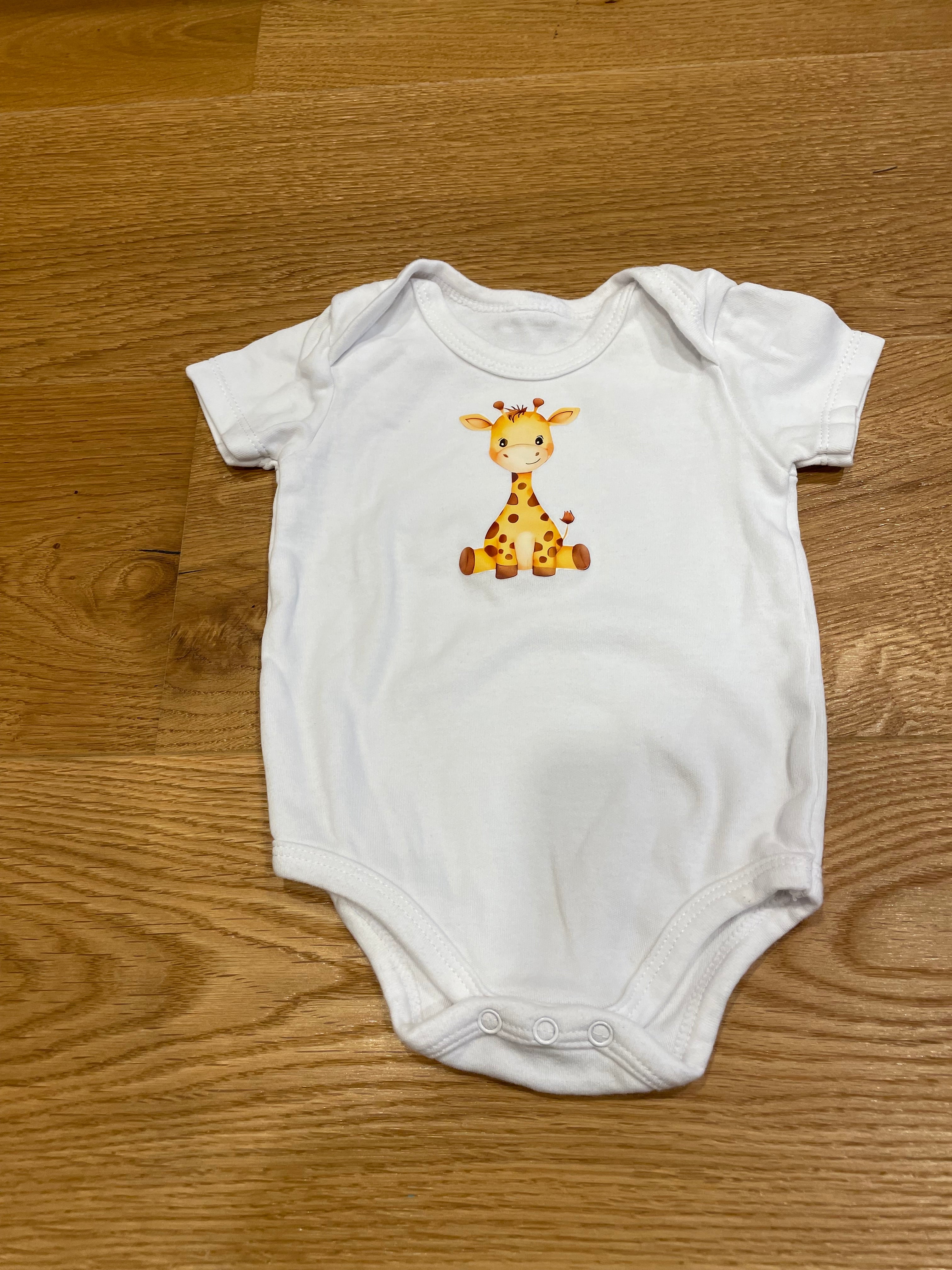 Kurzarmbody in klassischem Weiß – mit liebevollem Motiv