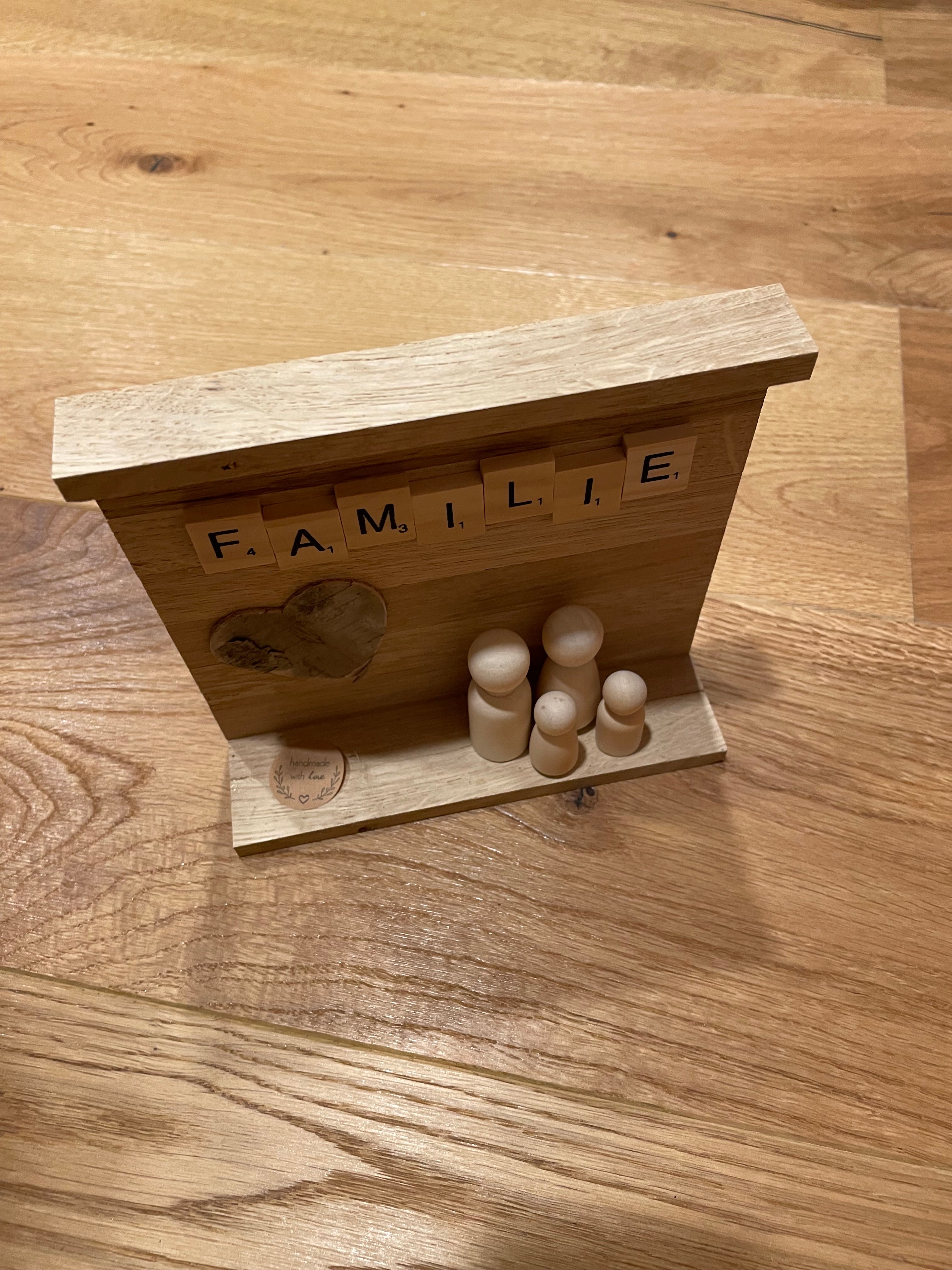 Klötzchen-Deko „Familie mit Rindenherz und Holzfiguren“