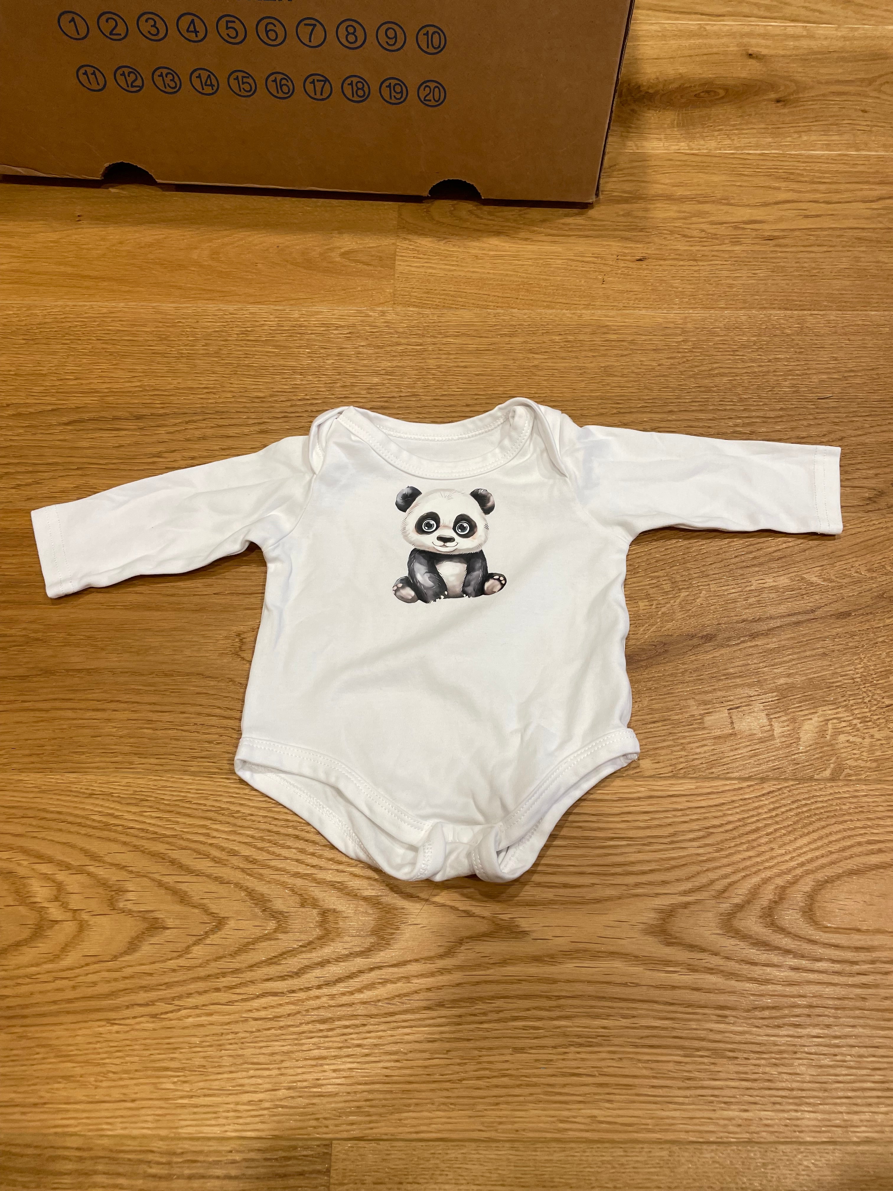 Langarmbody in klassischem Weiß – mit liebevollem Motiv