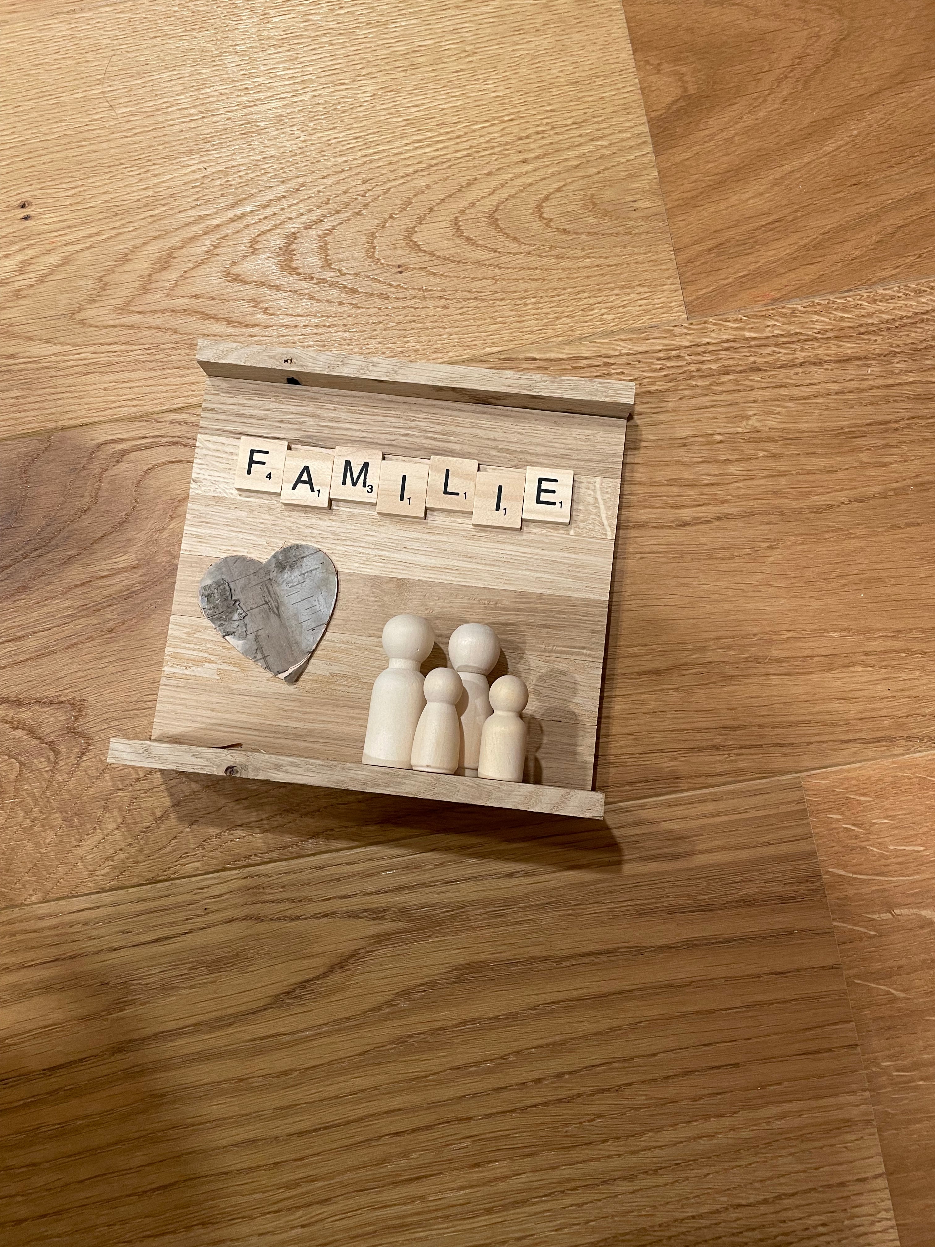 Klötzchen-Deko „Familie mit Rindenherz und Holzfiguren“