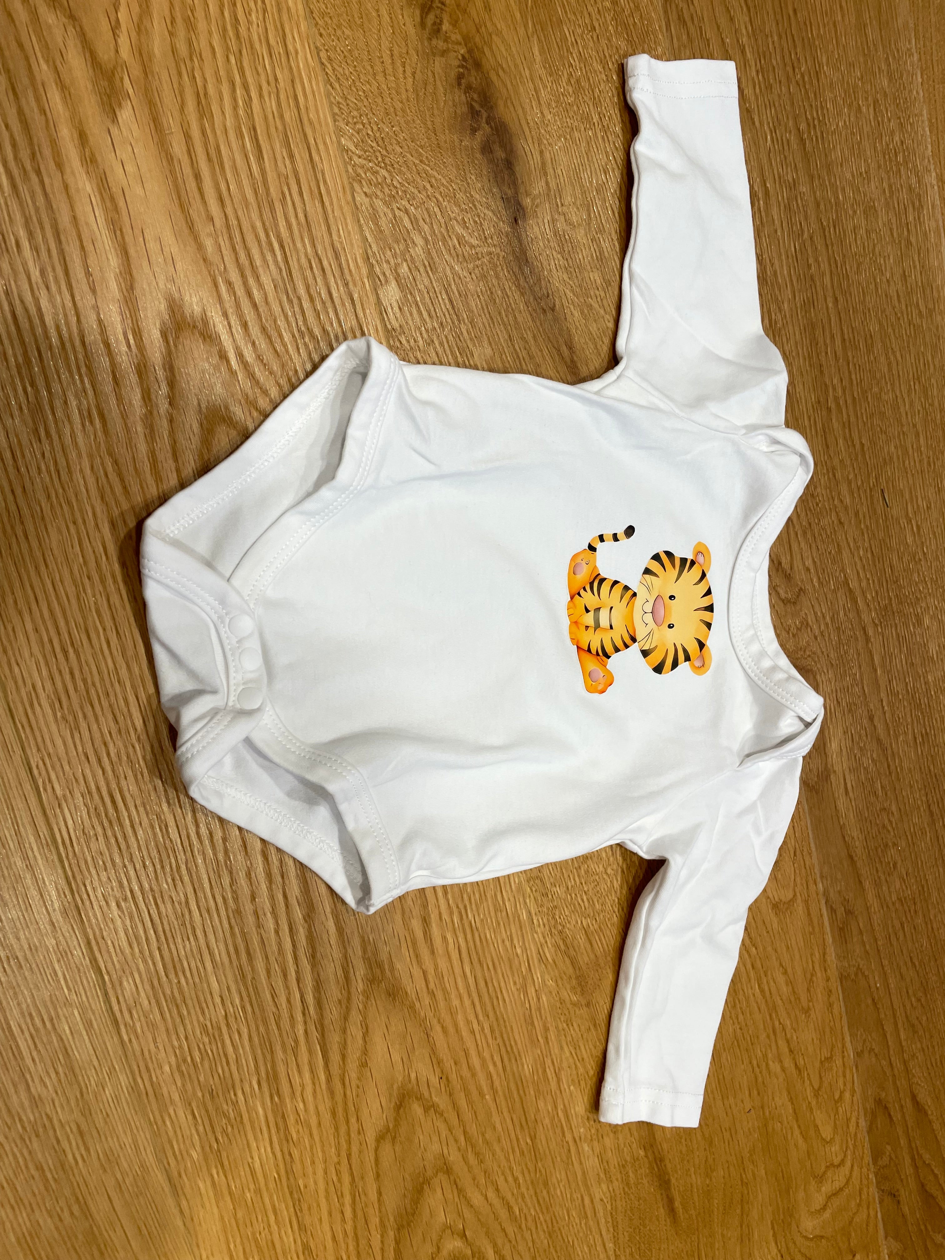 Langarmbody in klassischem Weiß – mit liebevollem Motiv