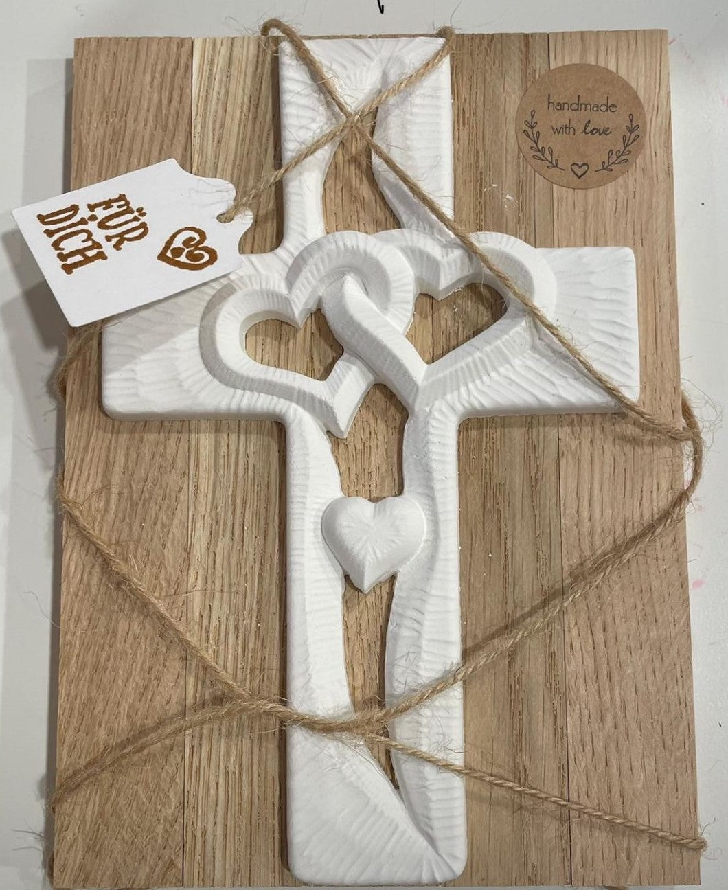 Handgemachtes Kreuz aus Gießmasse auf Holz-Sticks – rustikale Wanddeko/Tischdeko