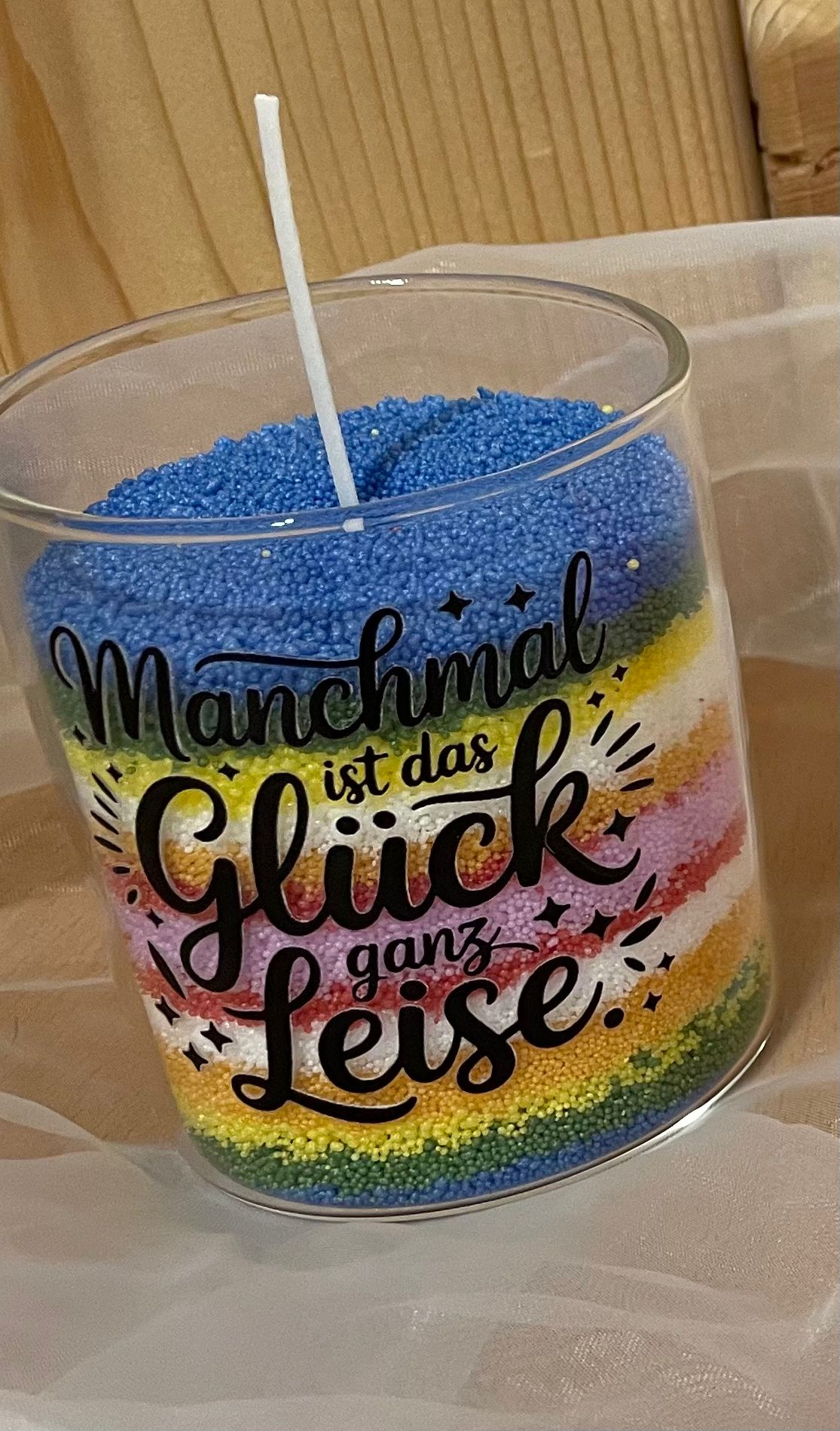 🌈 Regenbogen-Kerze im Glas – mit Spruch "Manchmal ist das Glück ganz leise"