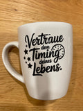 Weiße Tasse mit Rub-On-Spruch oder -Motiv – Minimalistisch & Persönlich Botschaft "Vertraue dem Timing deines Lebens!"