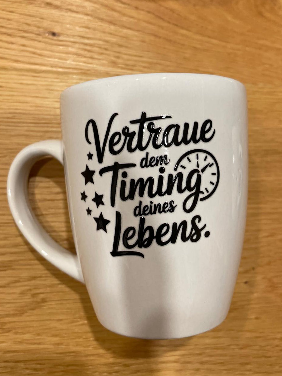 Weiße Tasse mit Rub-On-Spruch oder -Motiv – Minimalistisch & Persönlich Botschaft "Vertraue dem Timing deines Lebens!"