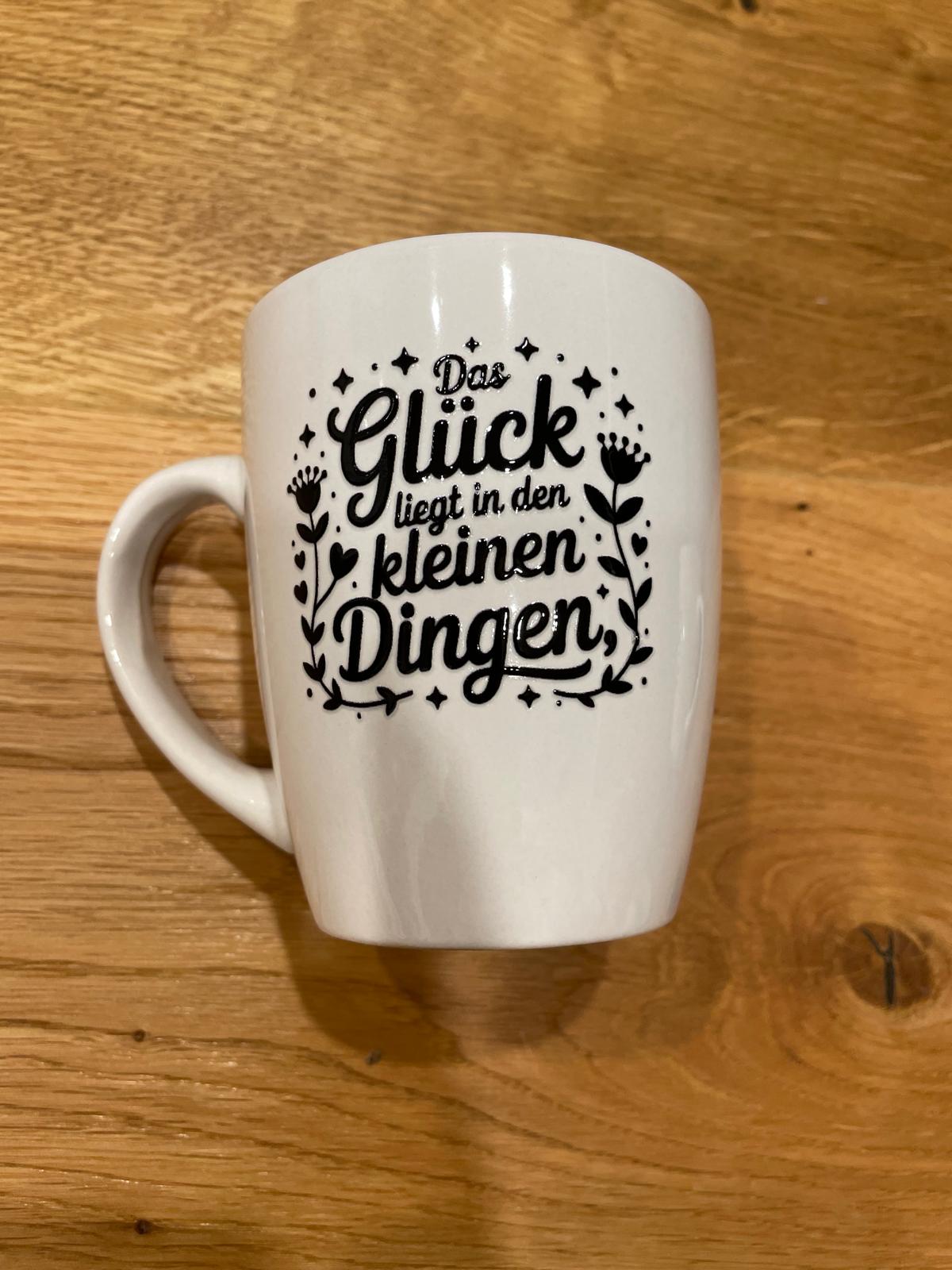 Weiße Tasse mit Rub-On-Spruch oder -Motiv – Minimalistisch & Persönlich Botschaft "Das Glück liegt in den kleinen Dingen."