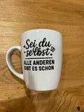 Weiße Tasse mit Rub-On-Spruch oder -Motiv – Minimalistisch & Persönlich Botschaft "Sei du selbst, alle anderen gibt es schon"