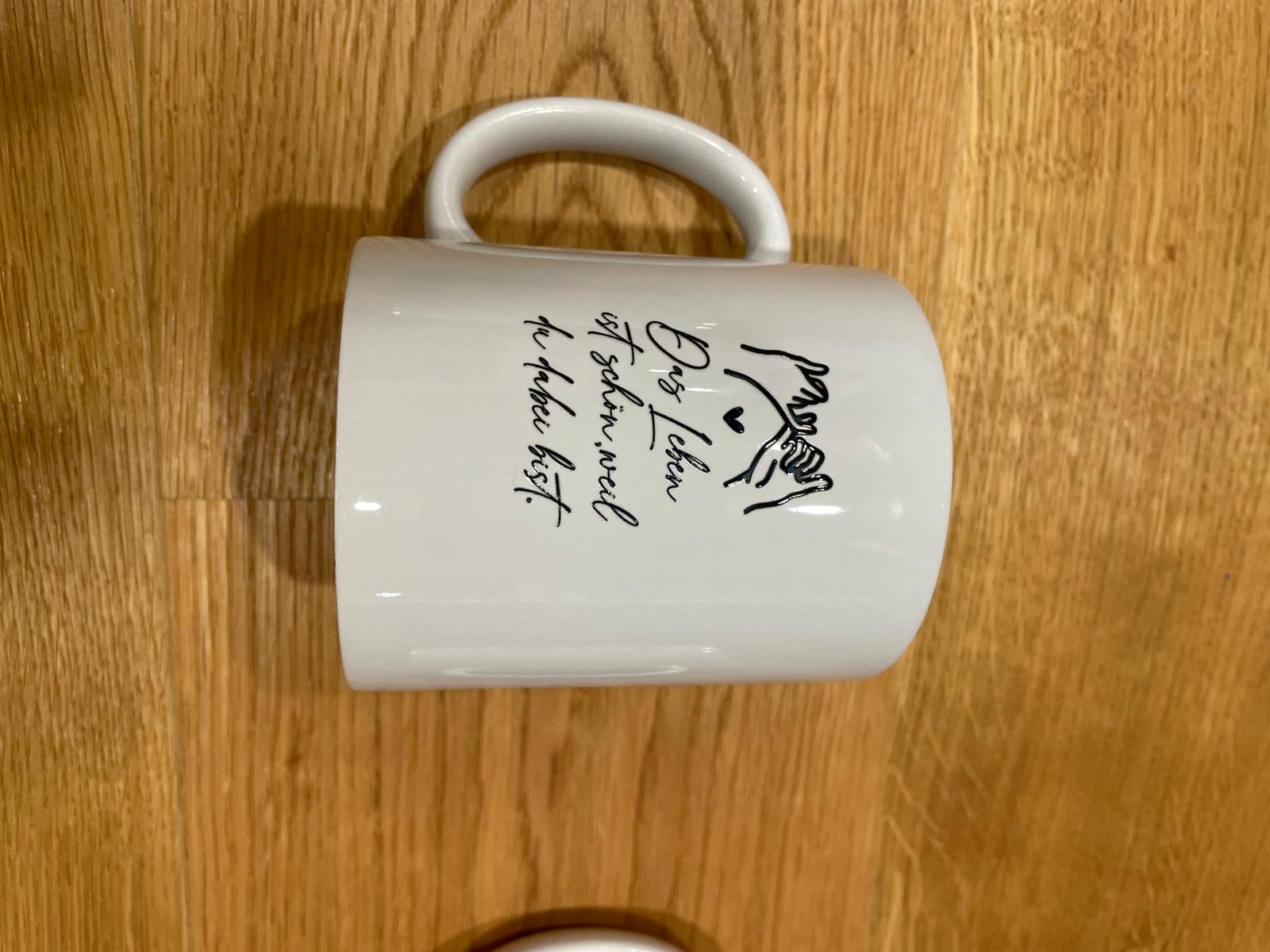 Weiße Tasse mit Rub-On-Spruch oder -Motiv – Minimalistisch & Persönlich Botschaft "Das Leben ist schön, weil du dabei bist"