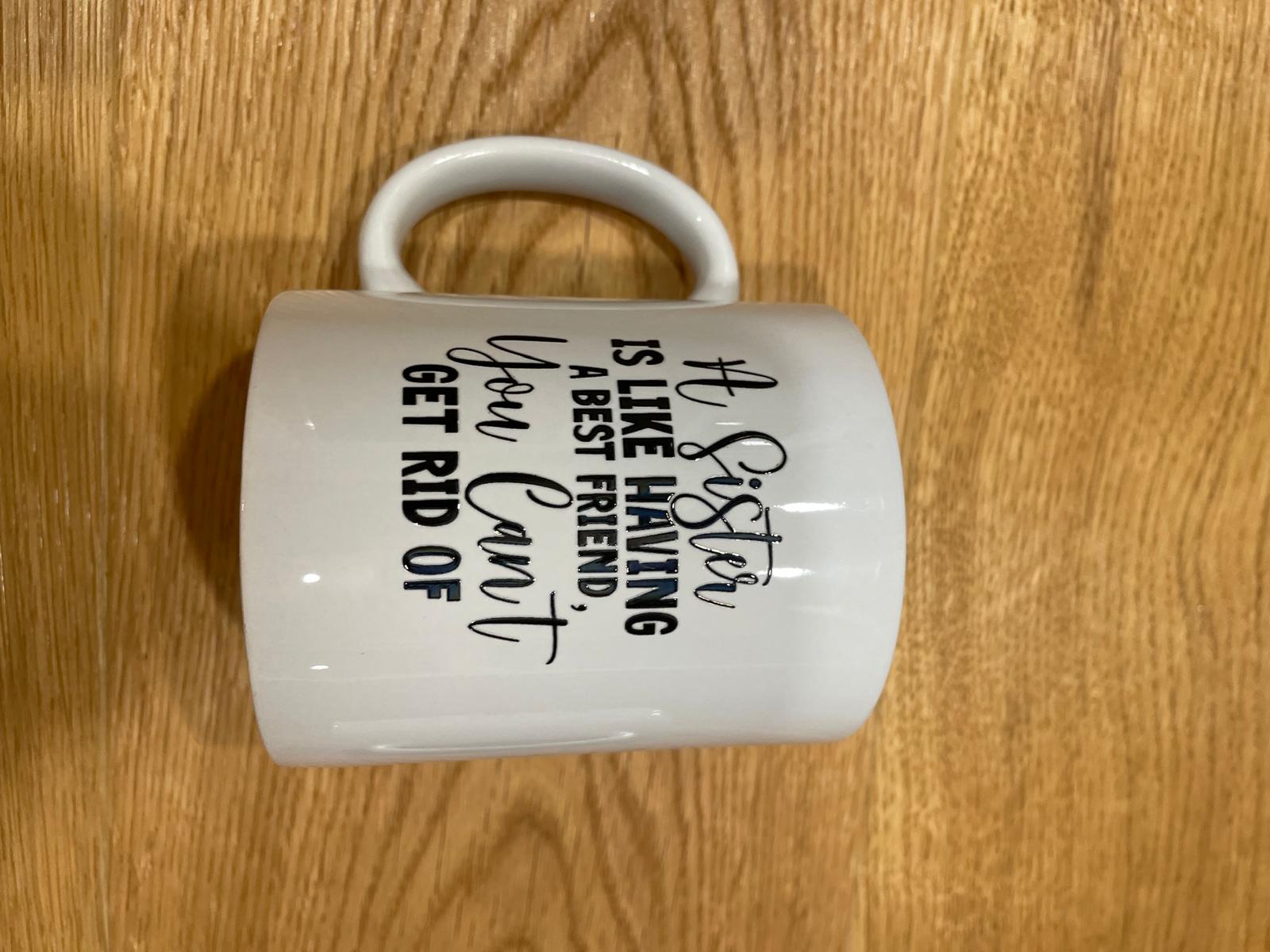 Weiße Tasse mit Rub-On-Spruch oder -Motiv – Minimalistisch & Persönlich Botschaft "A Sister is like having a best friend..."