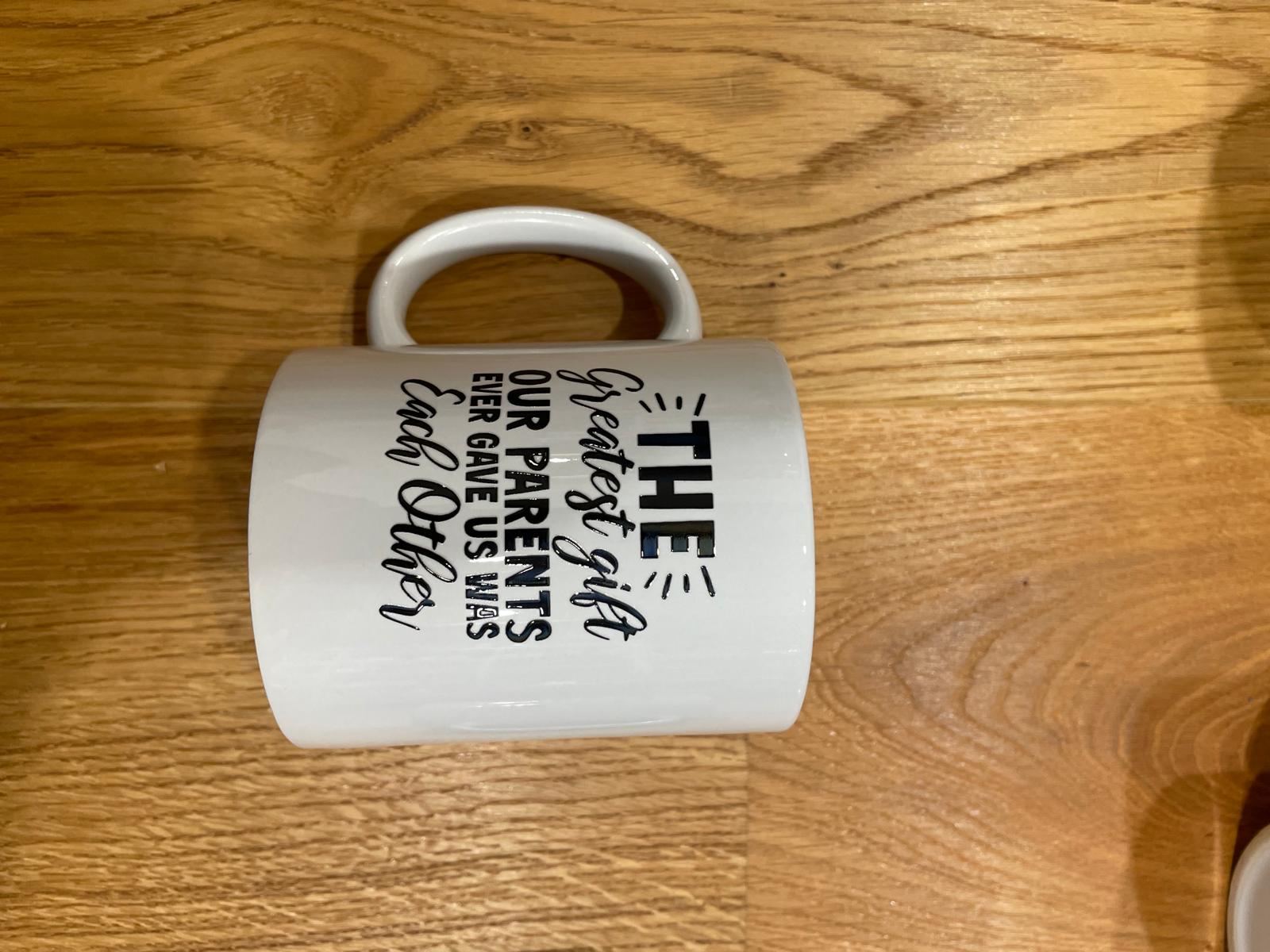 Weiße Tasse mit Rub-On-Spruch oder -Motiv – Minimalistisch & Persönlich Botschaft "The greatest gift our parents..."