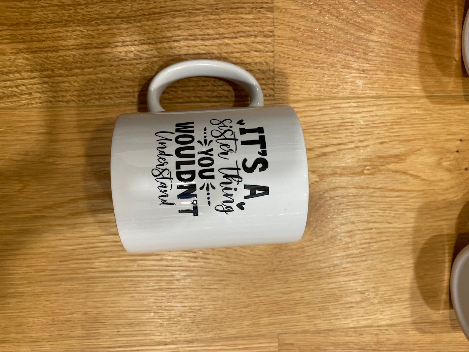 Weiße Tasse mit Rub-On-Spruch oder -Motiv – Minimalistisch & Persönlich Botschaft "It´s a sister thing, you wouldn´t understood"