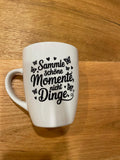 Weiße Tasse mit Rub-On-Spruch oder -Motiv – Minimalistisch & Persönlich Botschaft "Sammle schöne Momente nicht Dinge"