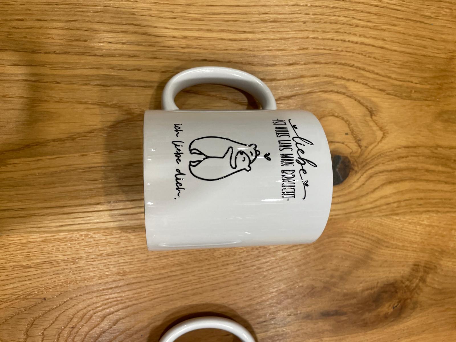 Weiße Tasse mit Rub-On-Spruch oder -Motiv – Minimalistisch & Persönlich Botschaft "Liebe ist alles was man braucht"