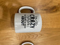 Weiße Tasse mit Rub-On-Spruch oder -Motiv – Minimalistisch & Persönlich Botschaft "I´m the crazy sister..."