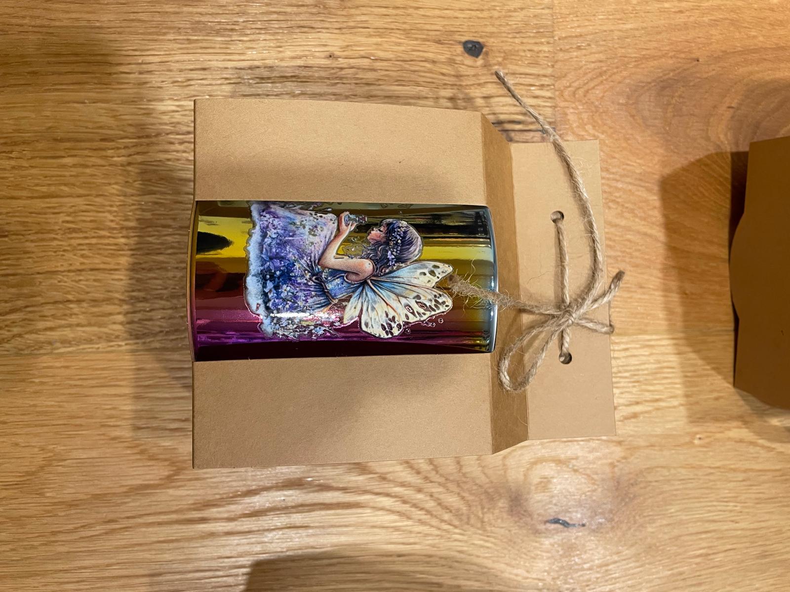 Regenbogen-Tasse mit Rub-On-Spruch oder -Motiv – Liebevoll gestaltet & einzigartig "Motiv Fee knieend"