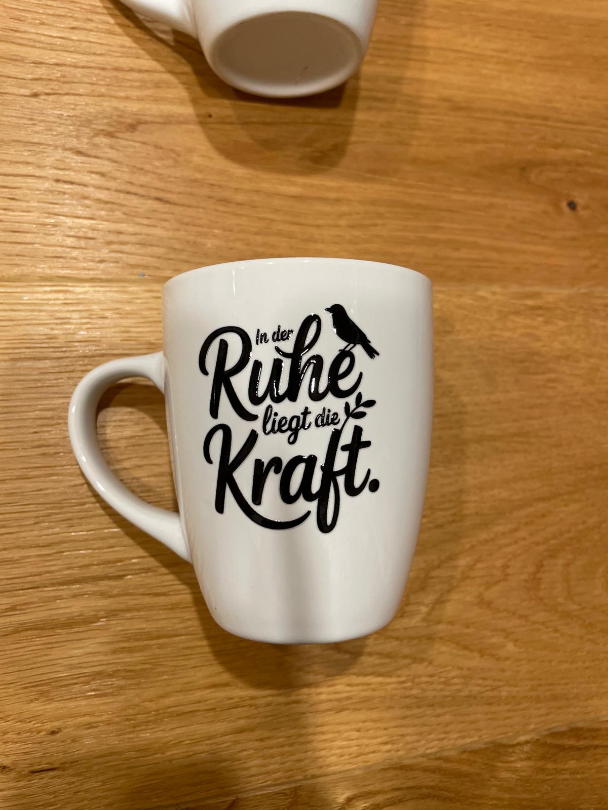 Weiße Tasse mit Rub-On-Spruch oder -Motiv – Minimalistisch & Persönlich Botschaft "In der Ruhe liegt die Kraft"