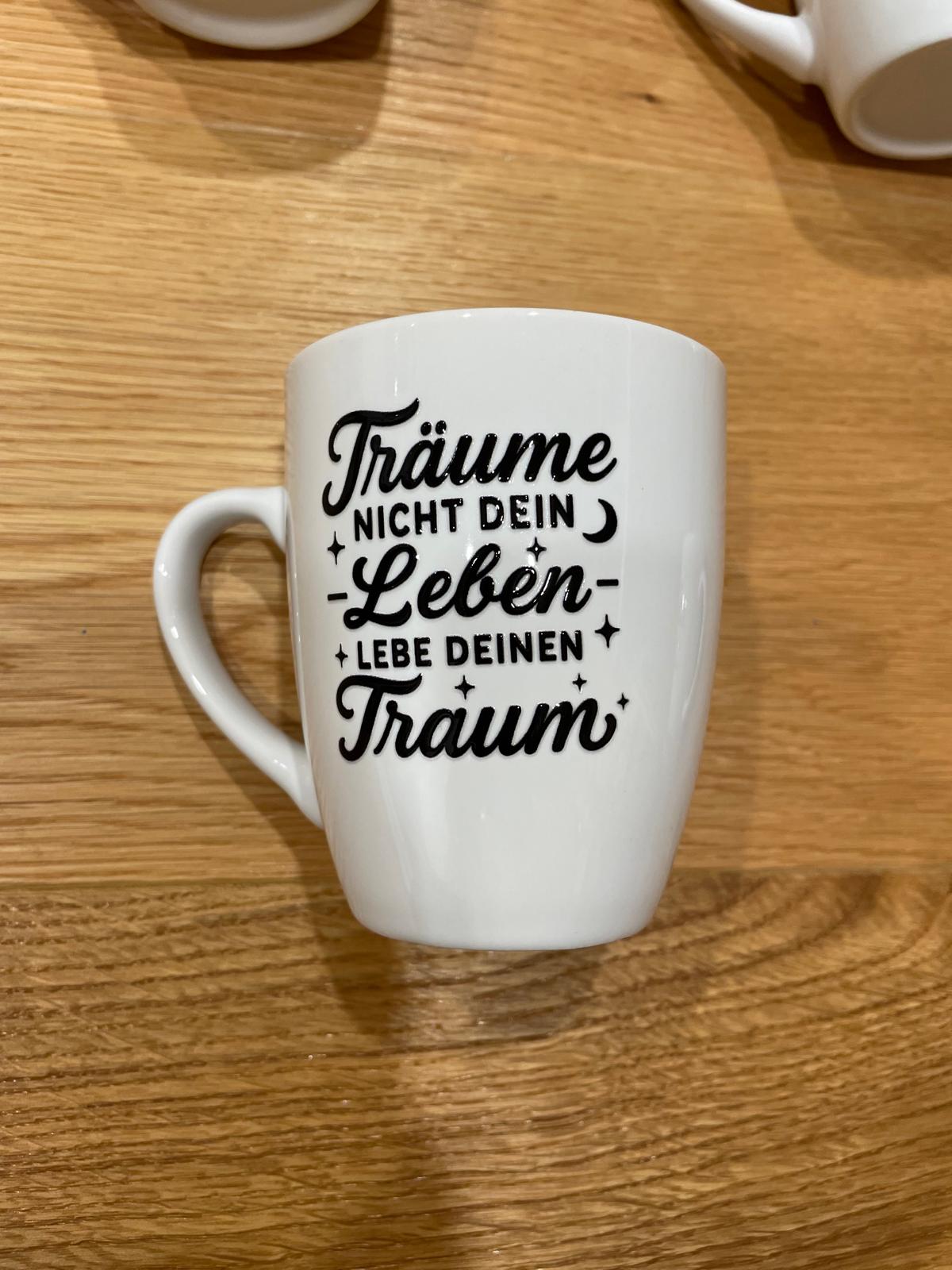 Weiße Tasse mit Rub-On-Spruch oder -Motiv – Minimalistisch & Persönlich Botschaft "Träume nicht dein Leben, lebe deinen Traum