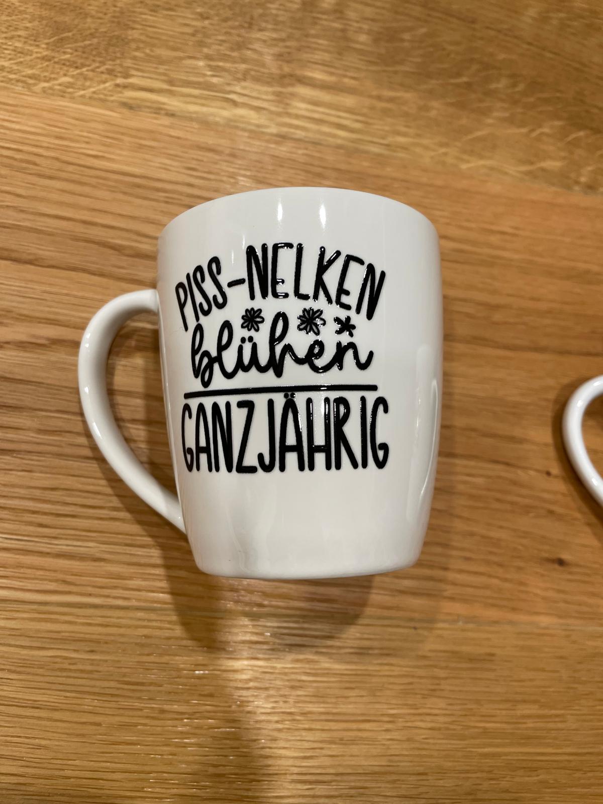 Weiße Tasse mit Rub-On-Spruch oder -Motiv – Minimalistisch & Persönlich Botschaft "PISS-Nelken blühen ganzjährig"