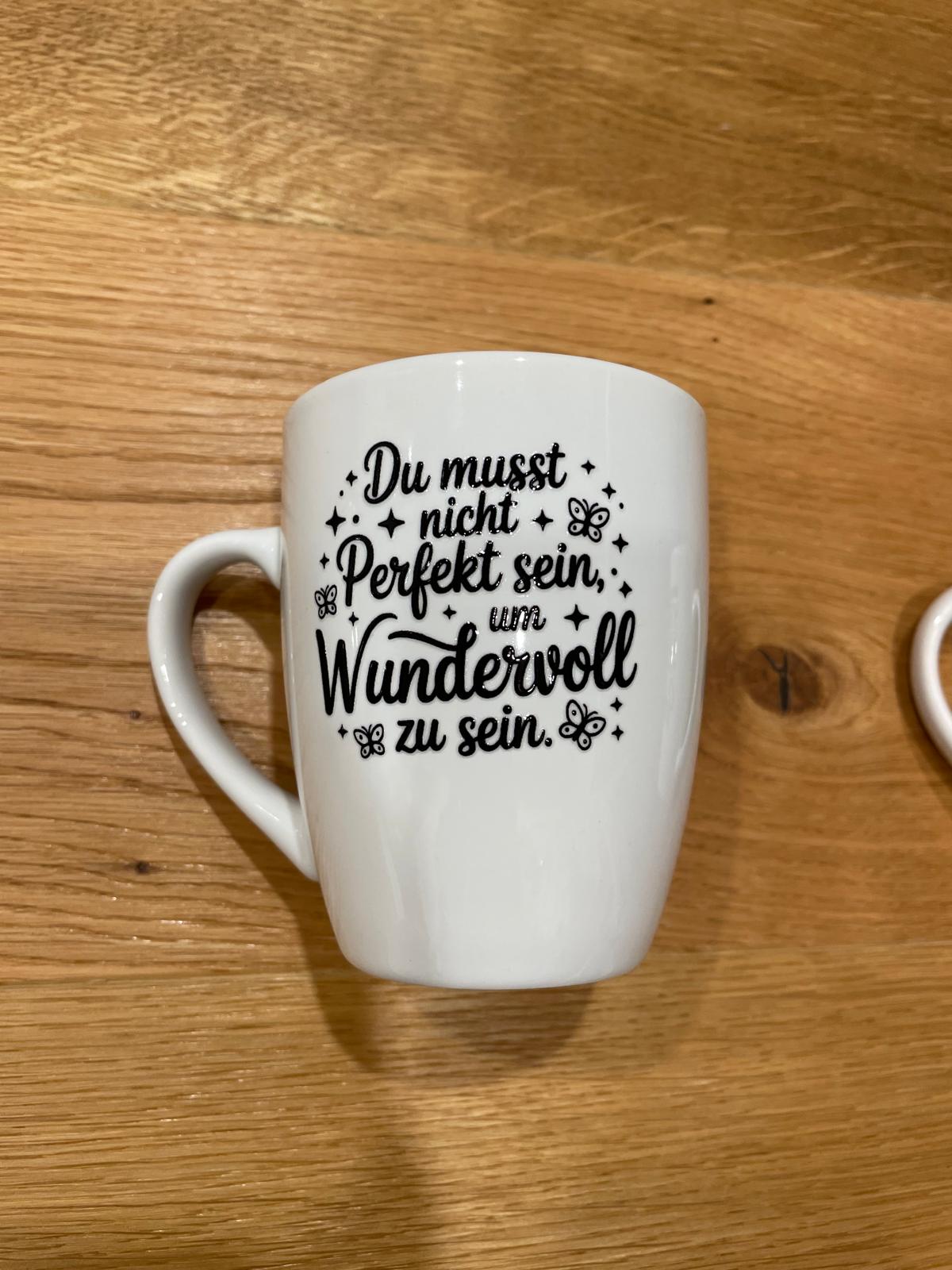 Weiße Tasse mit Rub-On-Spruch oder -Motiv – Minimalistisch & Persönlich Botschaft "Du musst nicht perfekt sein um wundervoll zu sein"