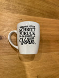 Weiße Tasse mit Rub-On-Spruch oder -Motiv – Minimalistisch & Persönlich Botschaft "Manchmal ist ein Schritt zurück ein Schritt nach vorn"