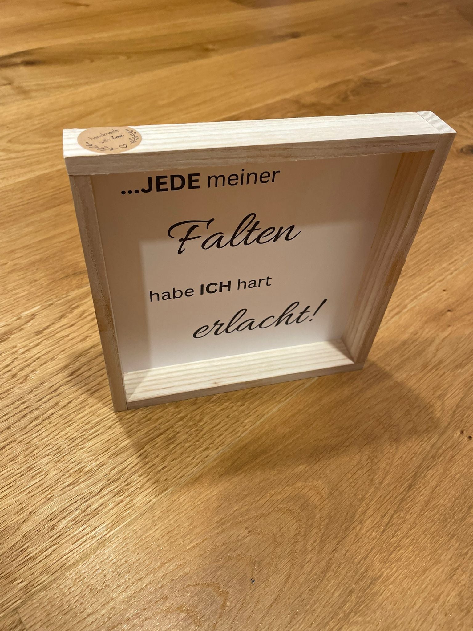 Klötzchen Spruch auf DesignPapier im Holzsticks Rahmen "Jede meiner Falten habe ich hart erlacht!"