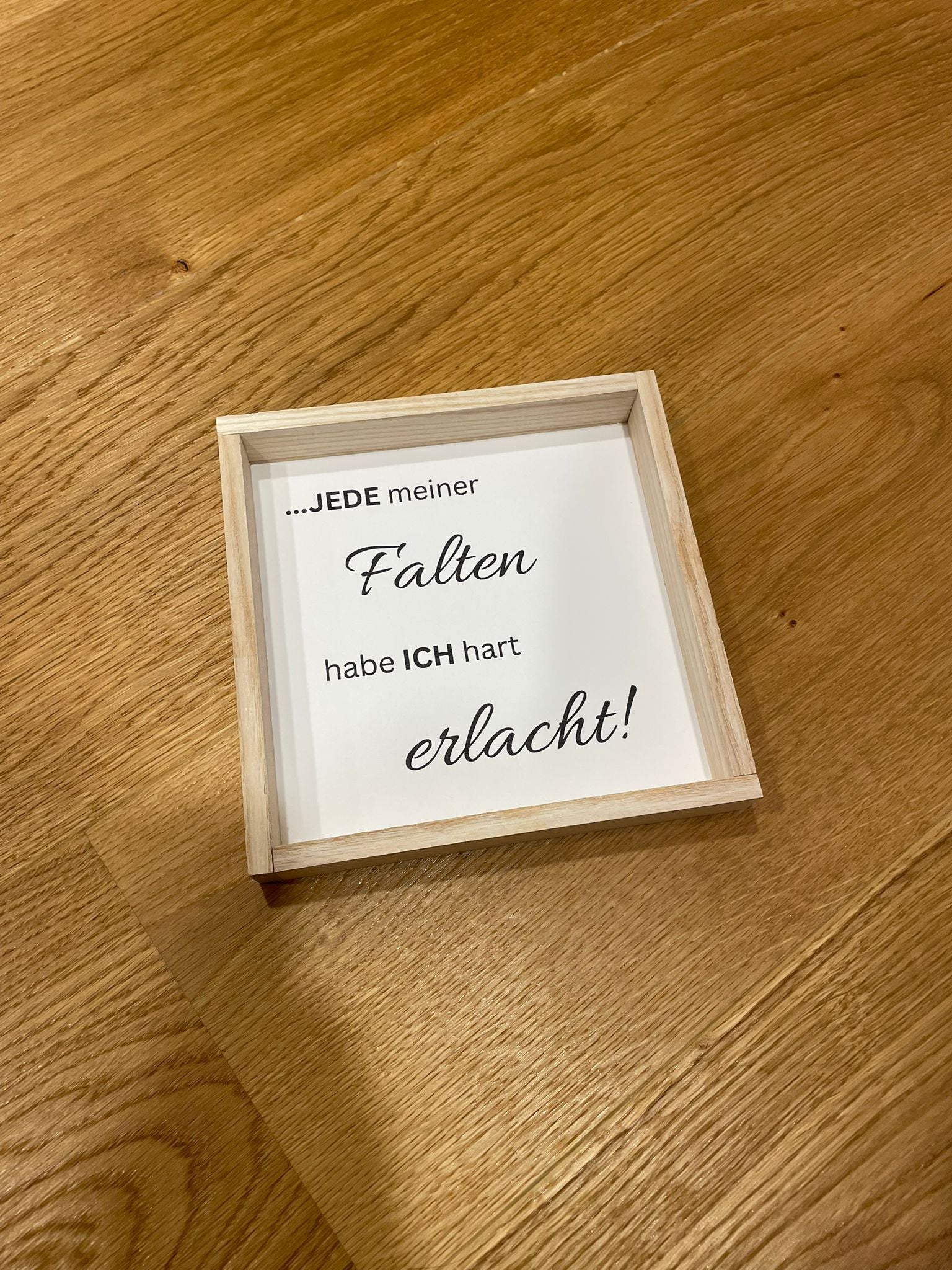 Klötzchen Spruch auf DesignPapier im Holzsticks Rahmen "Jede meiner Falten habe ich hart erlacht!"