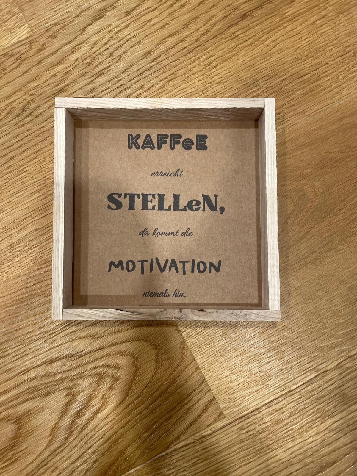 Klötzchen Spruch auf DesignPapier im Holzsticks Rahmen "Kaffee kommt an Stellen, da kommt Motivation nicht hin"