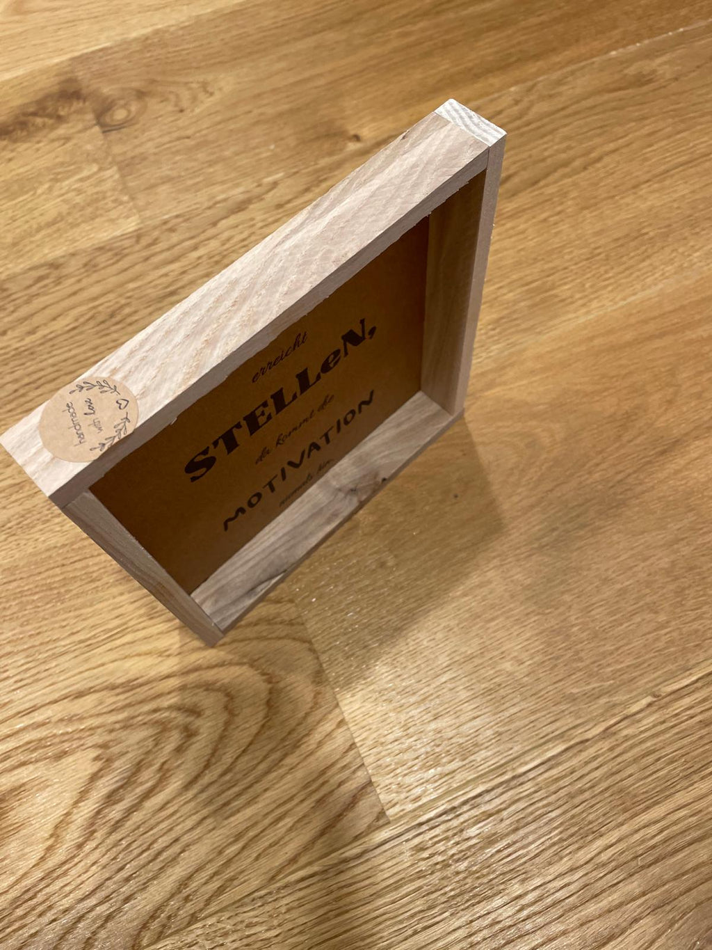 Klötzchen Spruch auf DesignPapier im Holzsticks Rahmen "Kaffee kommt an Stellen, da kommt Motivation nicht hin"