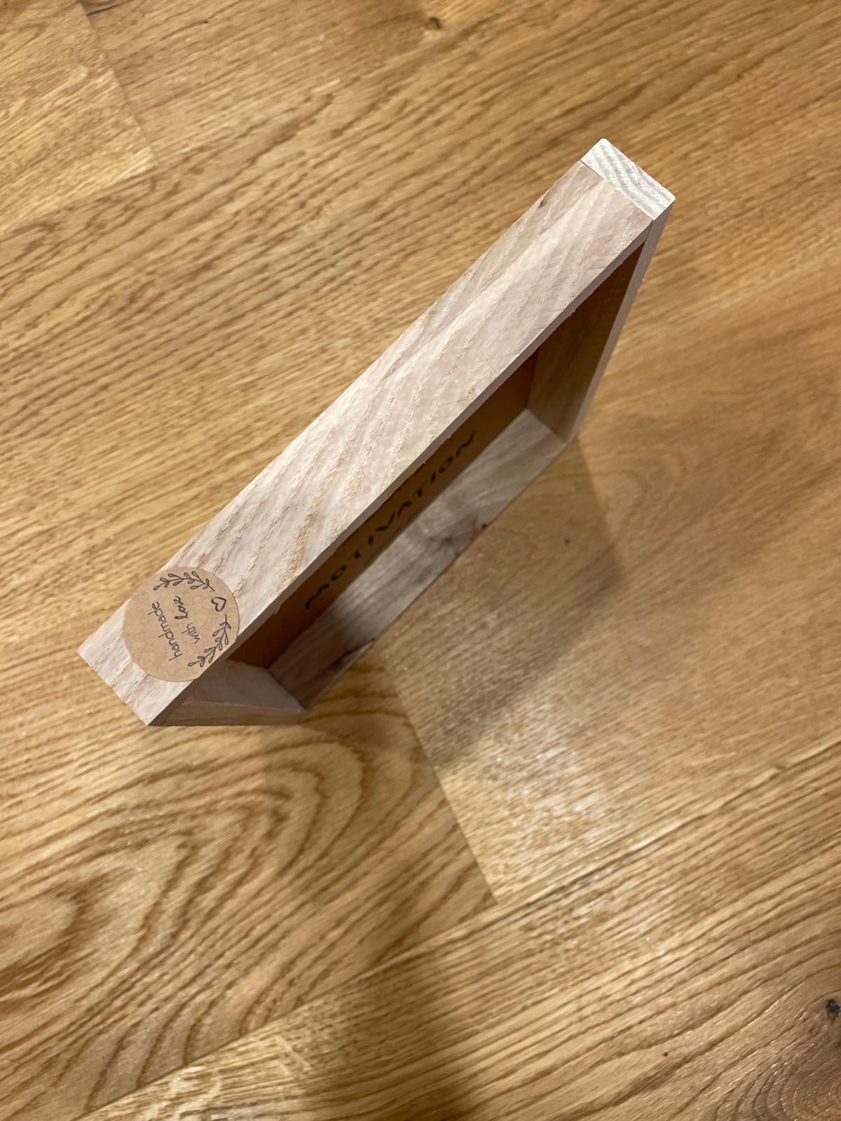 Klötzchen Spruch auf DesignPapier im Holzsticks Rahmen "Kaffee kommt an Stellen, da kommt Motivation nicht hin"