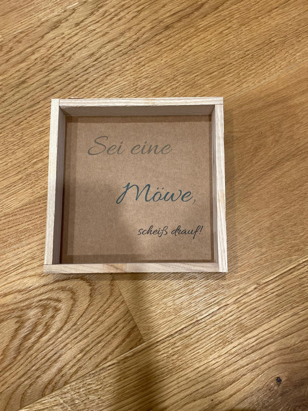 Klötzchen Spruch auf DesignPapier im Holzsticks Rahmen "Sei eine Möwe, sch*** drauf!"