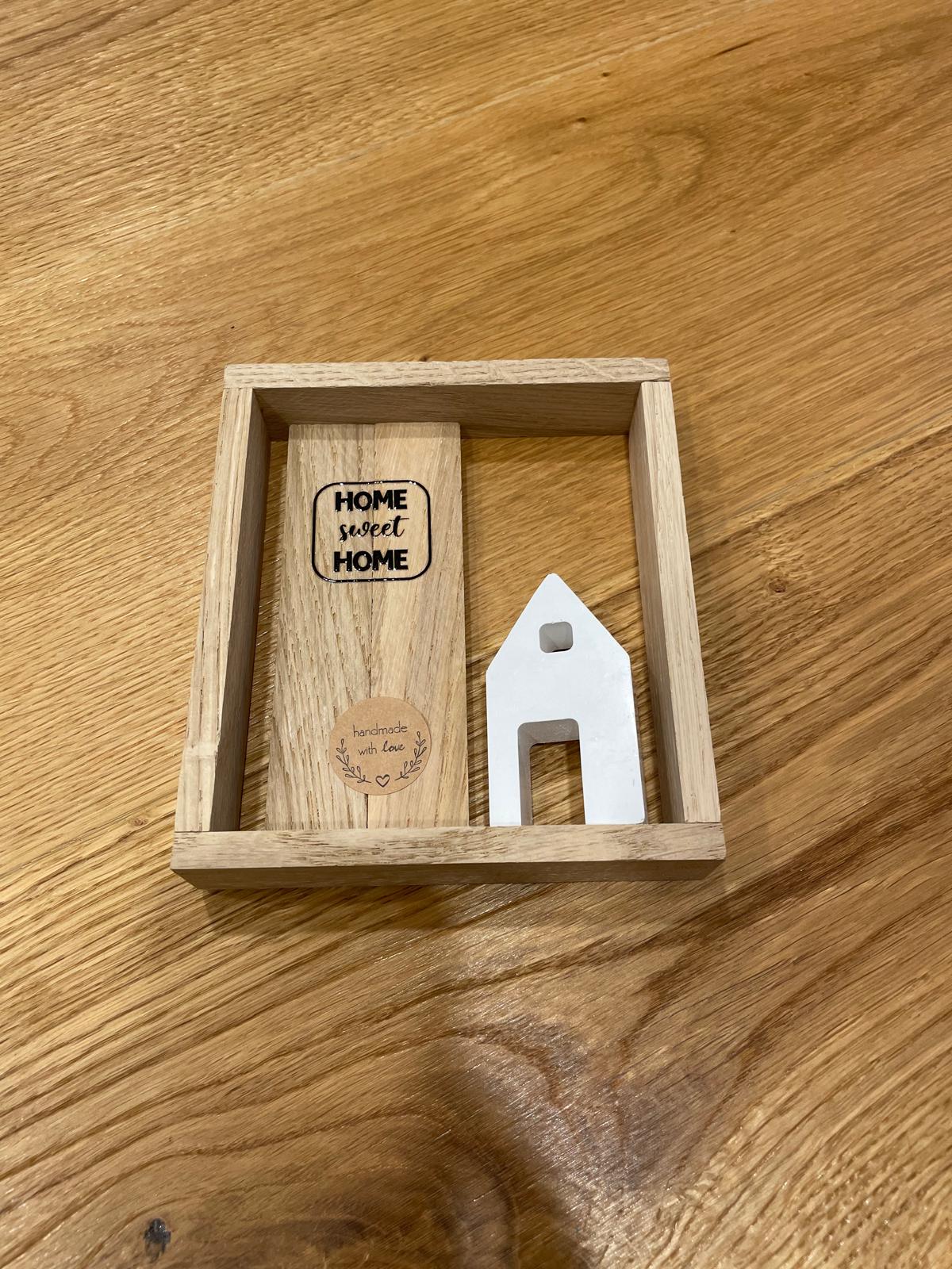 Handgemachter Deko‑Rahmen „HomeSweetHome“ – Häuschen aus Gießmasse – Geschenkidee für den Eingangsbereich