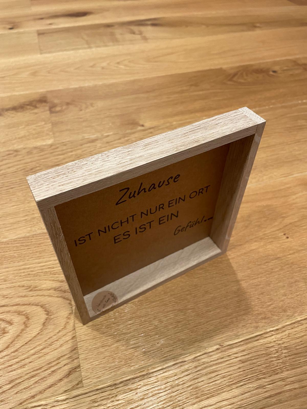 Klötzchen Spruch auf DesignPapier im Holzsticks Rahmen "Zuhause ist nicht nur ein Ort, es ist ein Gefühl!"