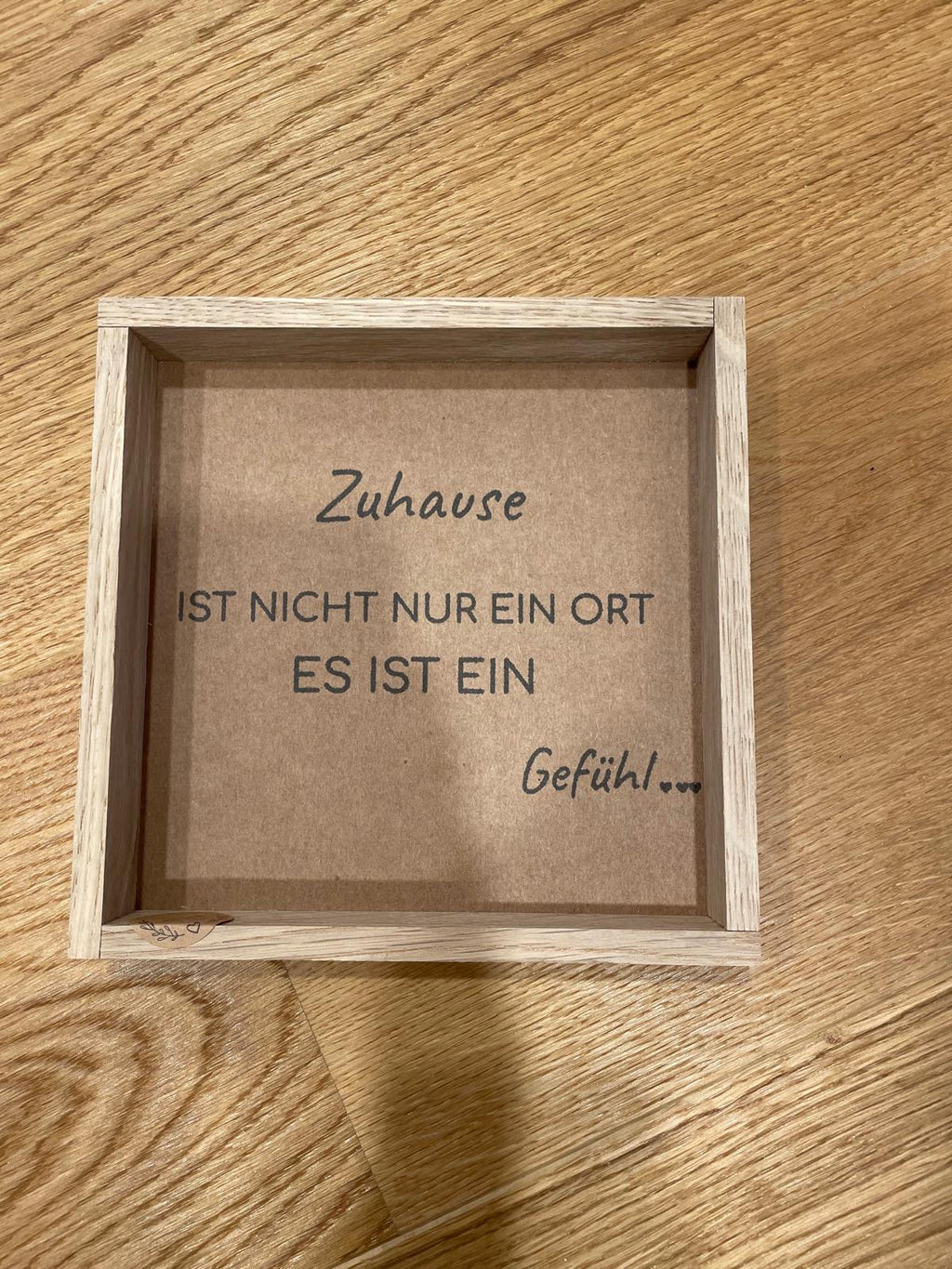 Klötzchen Spruch auf DesignPapier im Holzsticks Rahmen "Zuhause ist nicht nur ein Ort, es ist ein Gefühl!"