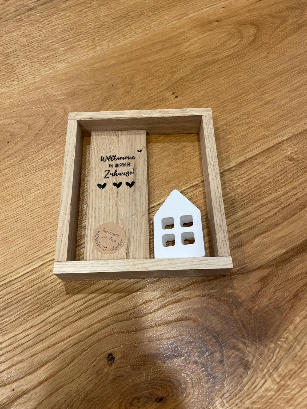 Handgemachter Deko‑Rahmen „Willkommen“ – Häuschen aus Gießmasse – Geschenkidee für den Eingangsbereich "Willkommen Zuhause"