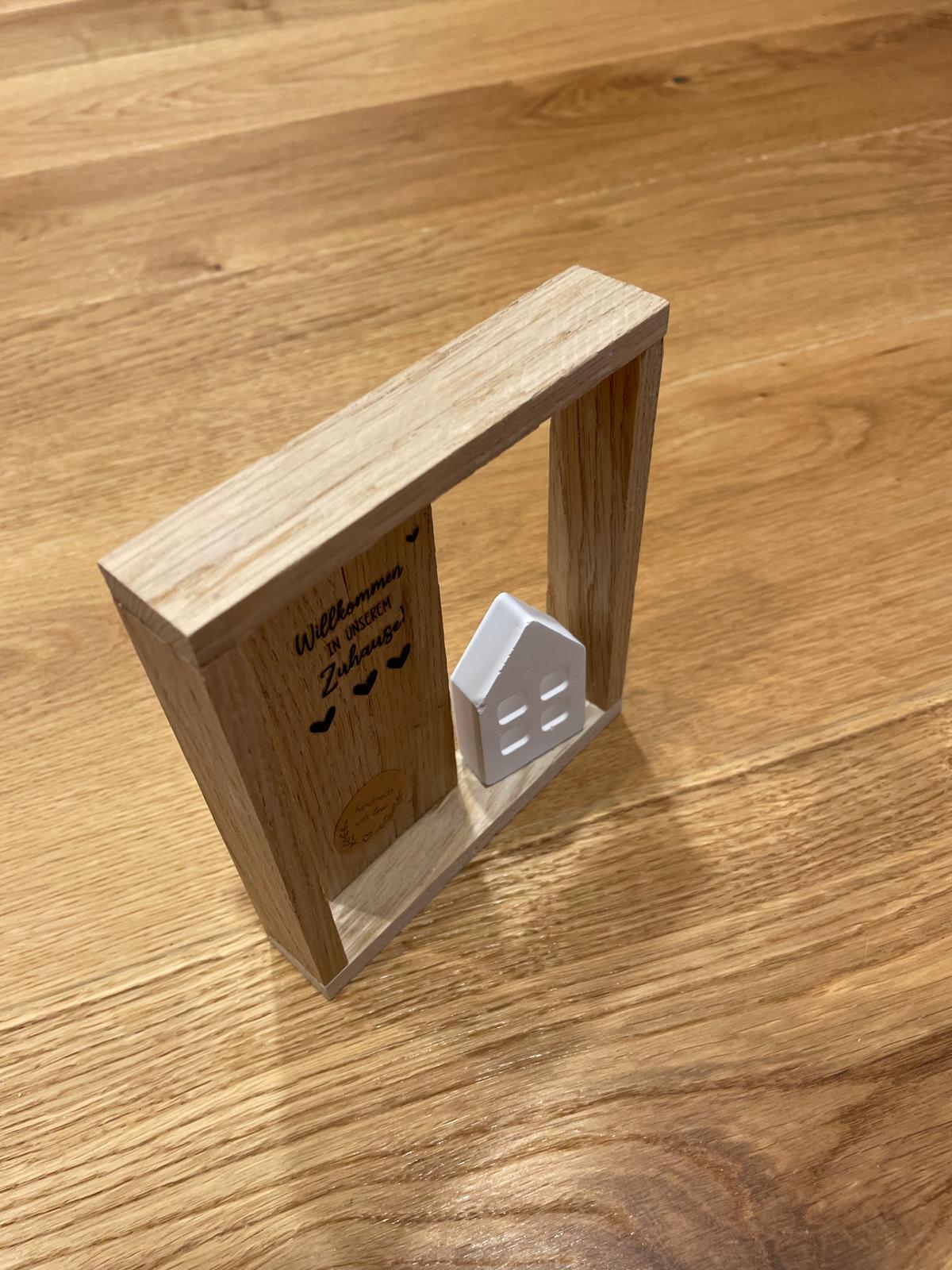 Handgemachter Deko‑Rahmen „Willkommen“ – Häuschen aus Gießmasse – Geschenkidee für den Eingangsbereich "Willkommen Zuhause"