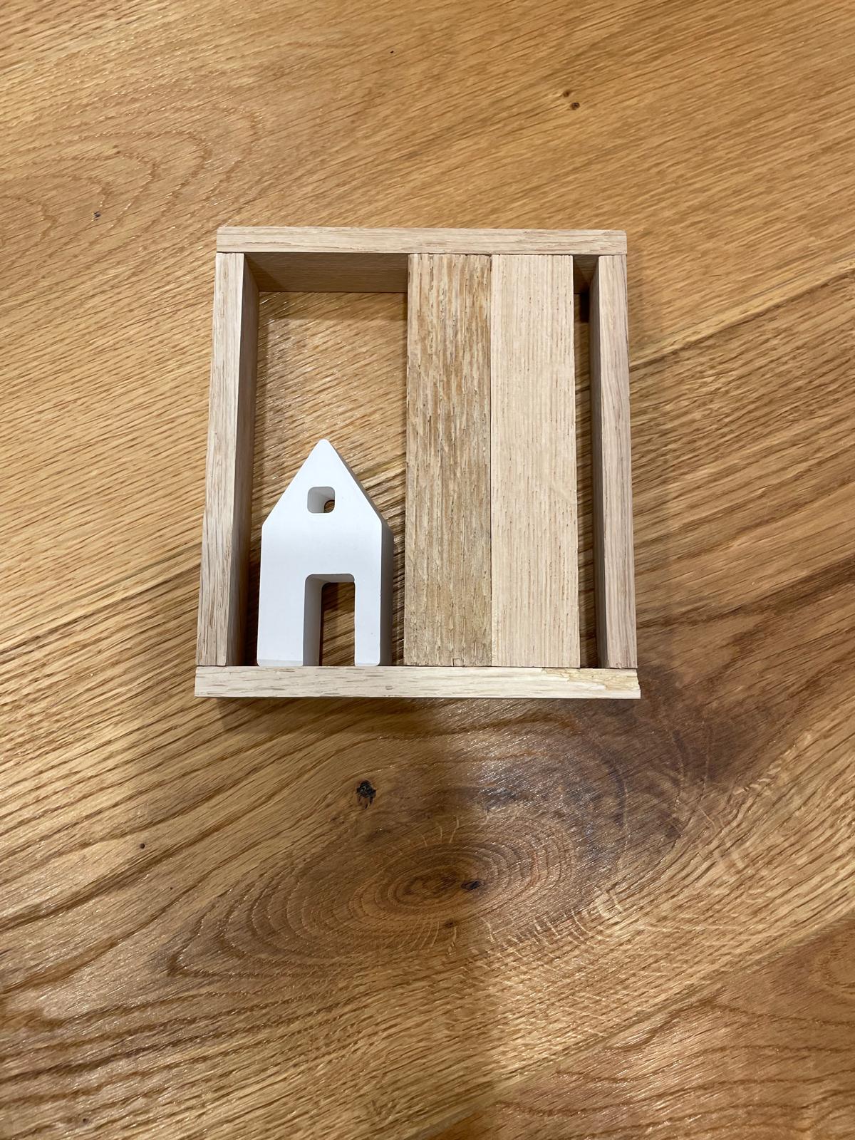 Handgemachter Deko‑Rahmen „Willkommen“ – Häuschen aus Gießmasse – Geschenkidee für den Eingangsbereich "Hier wohnt das Glück"