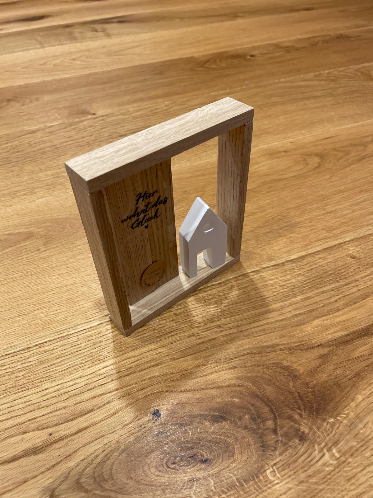 Handgemachter Deko‑Rahmen „Willkommen“ – Häuschen aus Gießmasse – Geschenkidee für den Eingangsbereich "Hier wohnt das Glück"