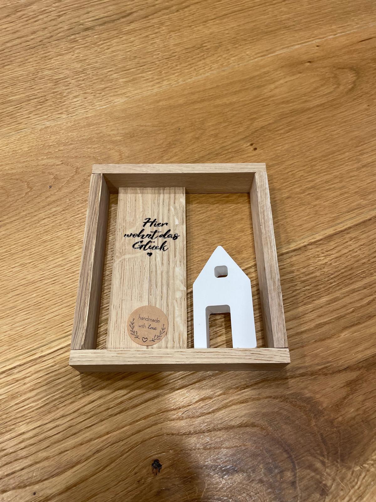 Handgemachter Deko‑Rahmen „Willkommen“ – Häuschen aus Gießmasse – Geschenkidee für den Eingangsbereich "Hier wohnt das Glück"