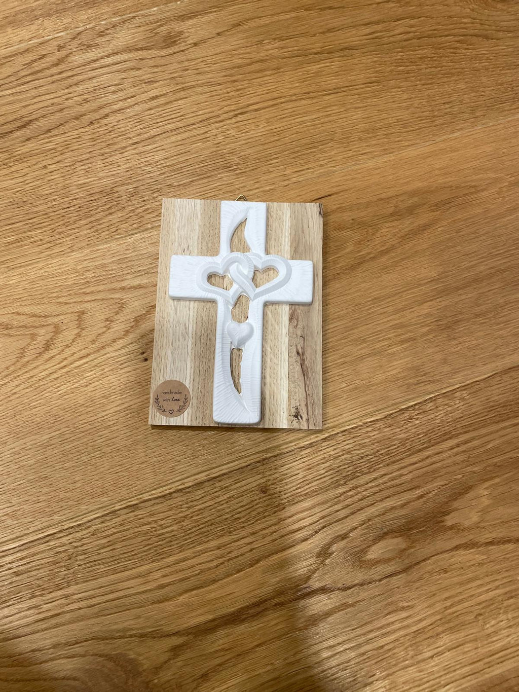 Handgemachtes Kreuz aus Gießmasse auf Holz-Sticks – rustikale Wanddeko/Tischdeko