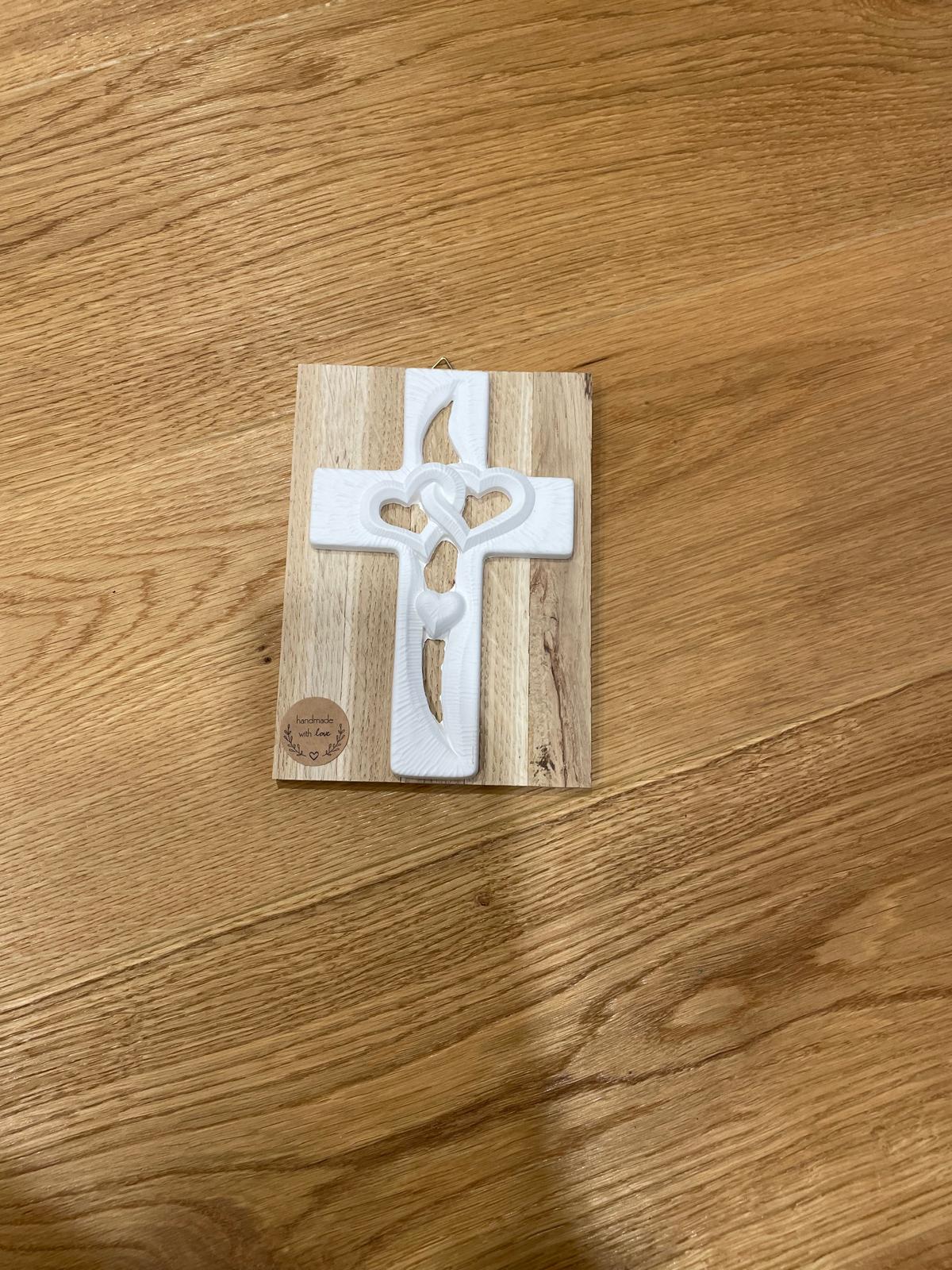 Handgemachtes Kreuz aus Gießmasse auf Holz-Sticks – rustikale Wanddeko/Tischdeko